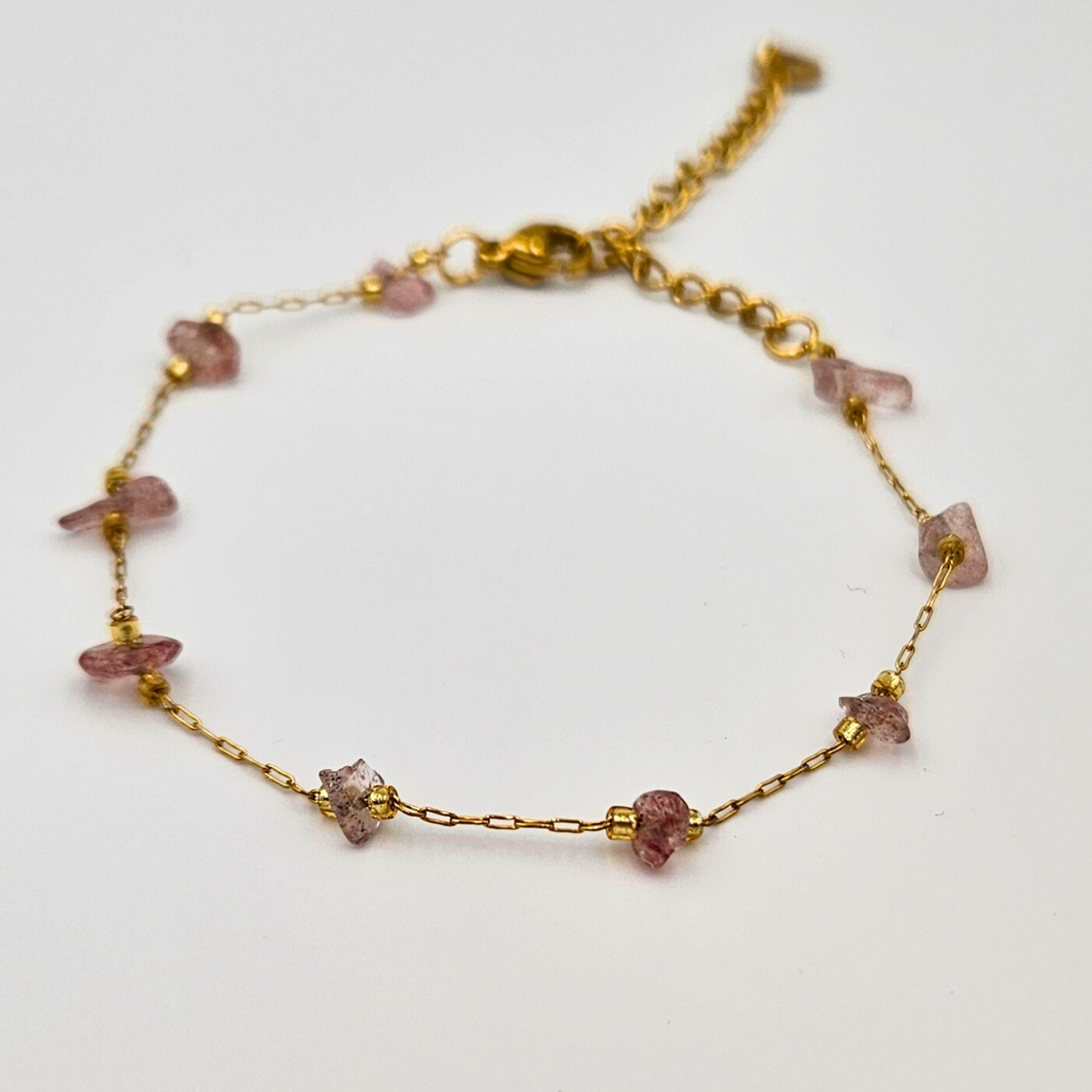 Armband van goldplated stainless steel met aardbeienkwarts edelsteen chunks
