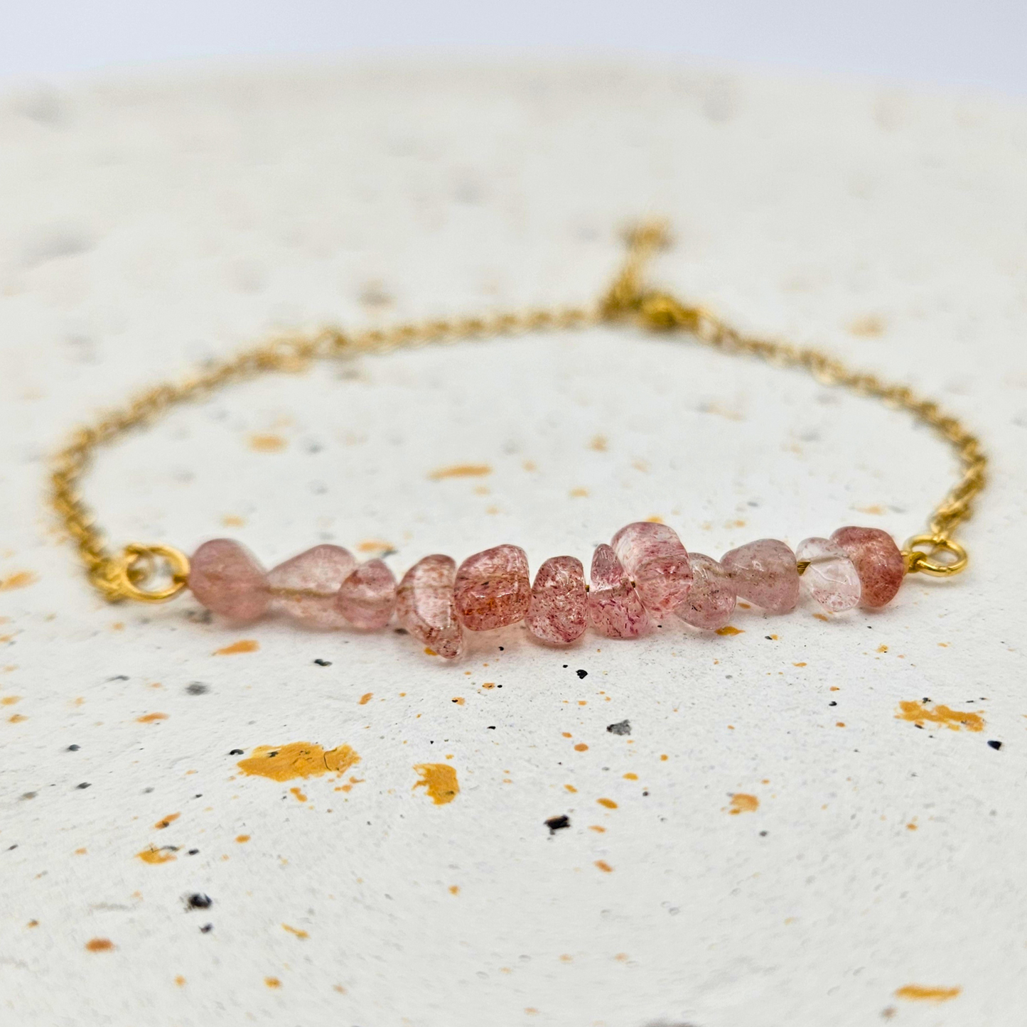 Armband van goldplated stainless steel met aardbeienkwarts split
