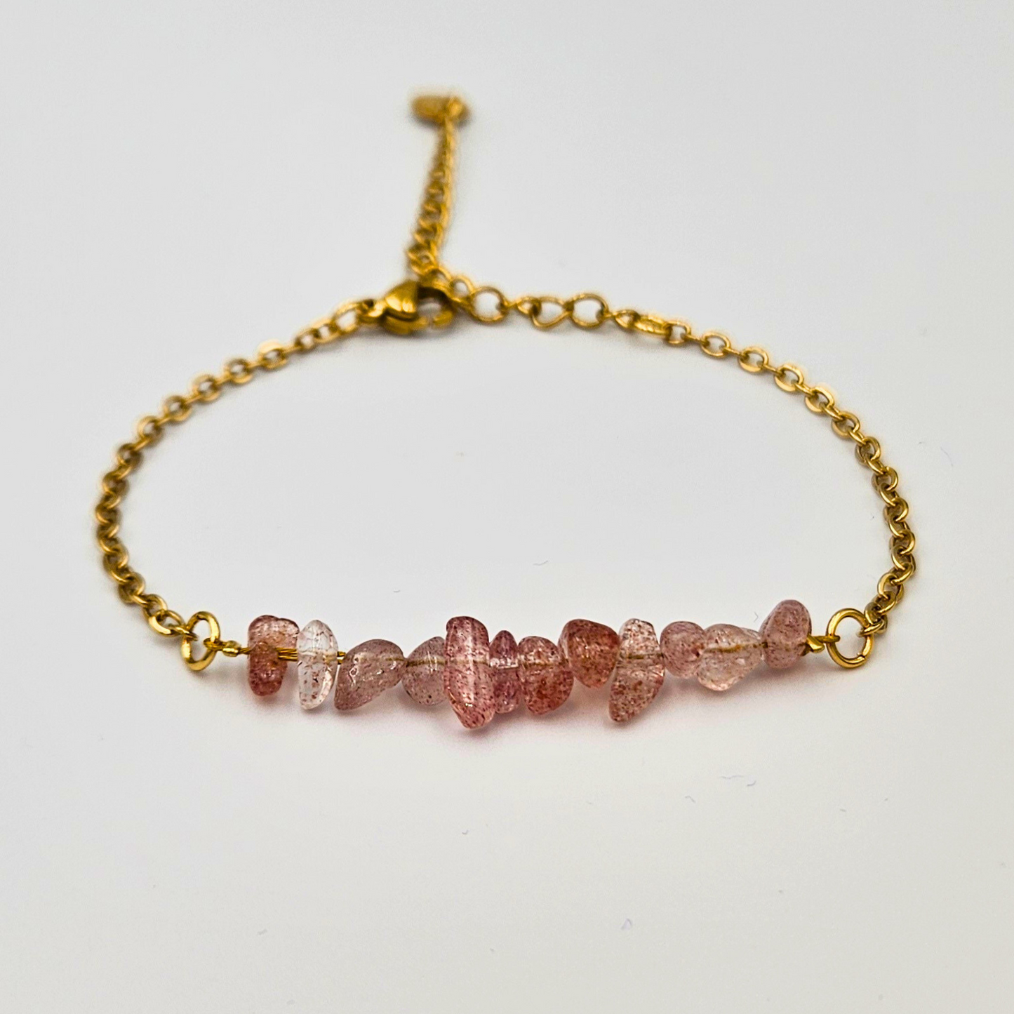 Armband van goldplated stainless steel met aardbeienkwarts split