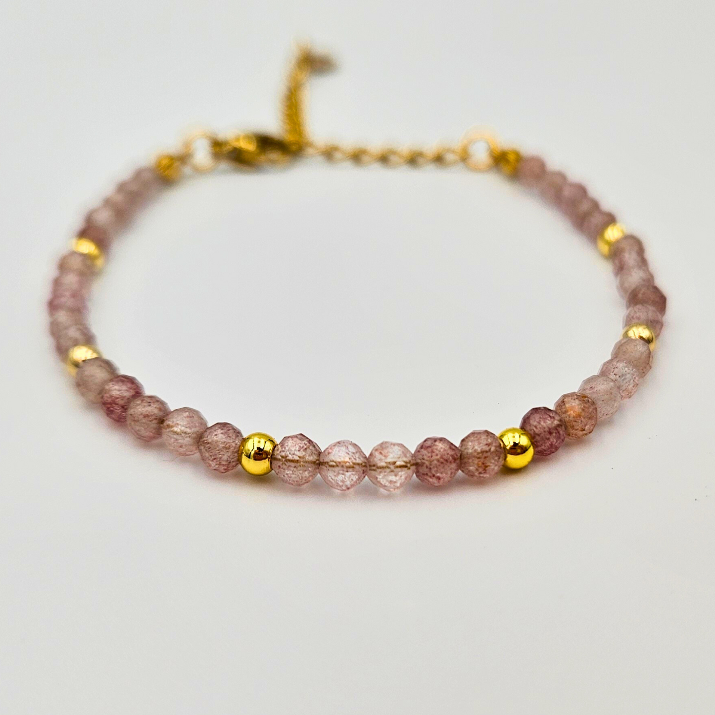 Armband van facetgeslepen aardbeienkwarts afgewerkt met goldplated stainless steel