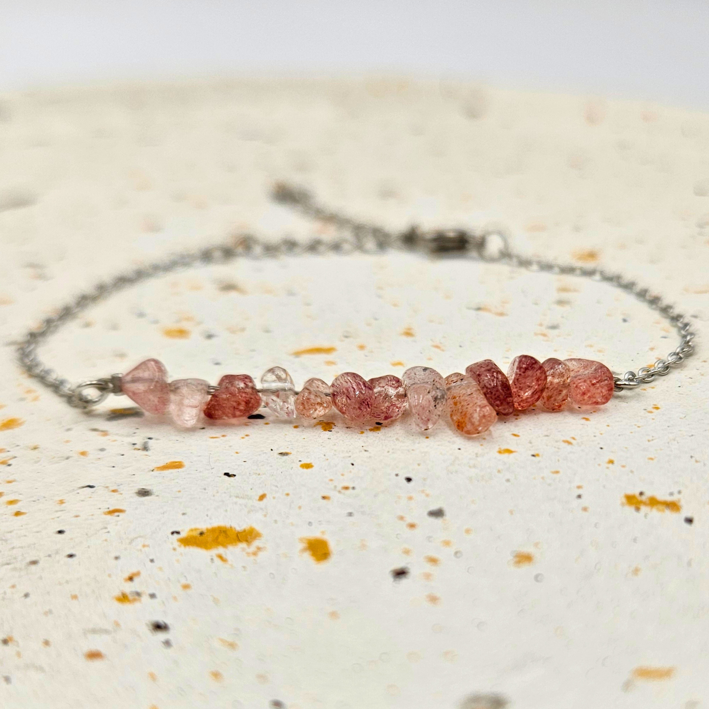 Armband gemaakt van stainless steel met aardbeienkwarts split