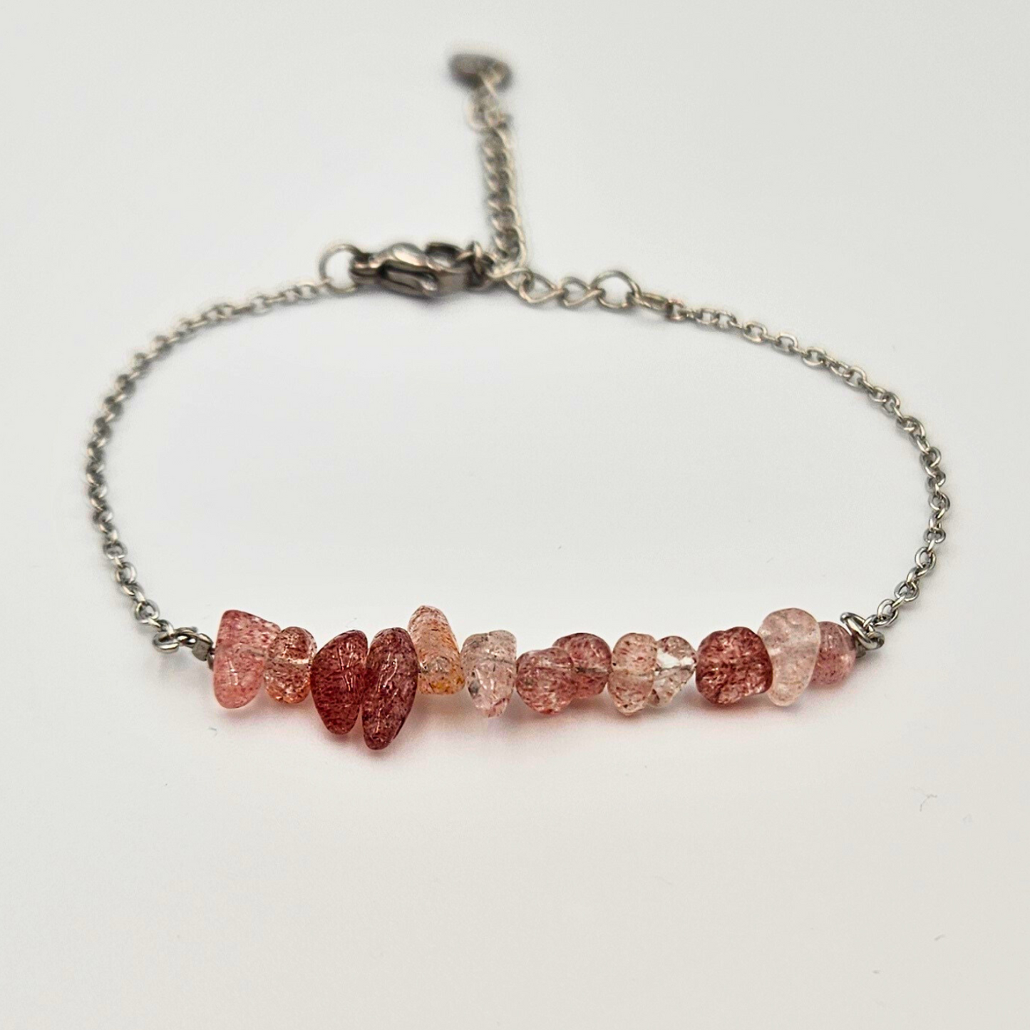 Armband gemaakt van stainless steel met aardbeienkwarts split