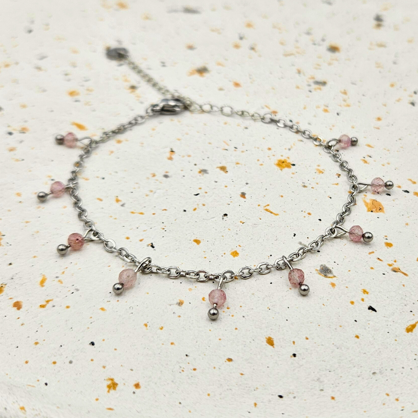 Armband gemaakt van stainless steel met facetgeslepen aardbeienkwarts edelsteentjes