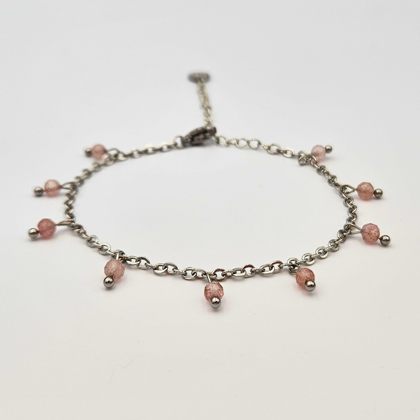 Armband gemaakt van stainless steel met facetgeslepen aardbeienkwarts edelsteentjes