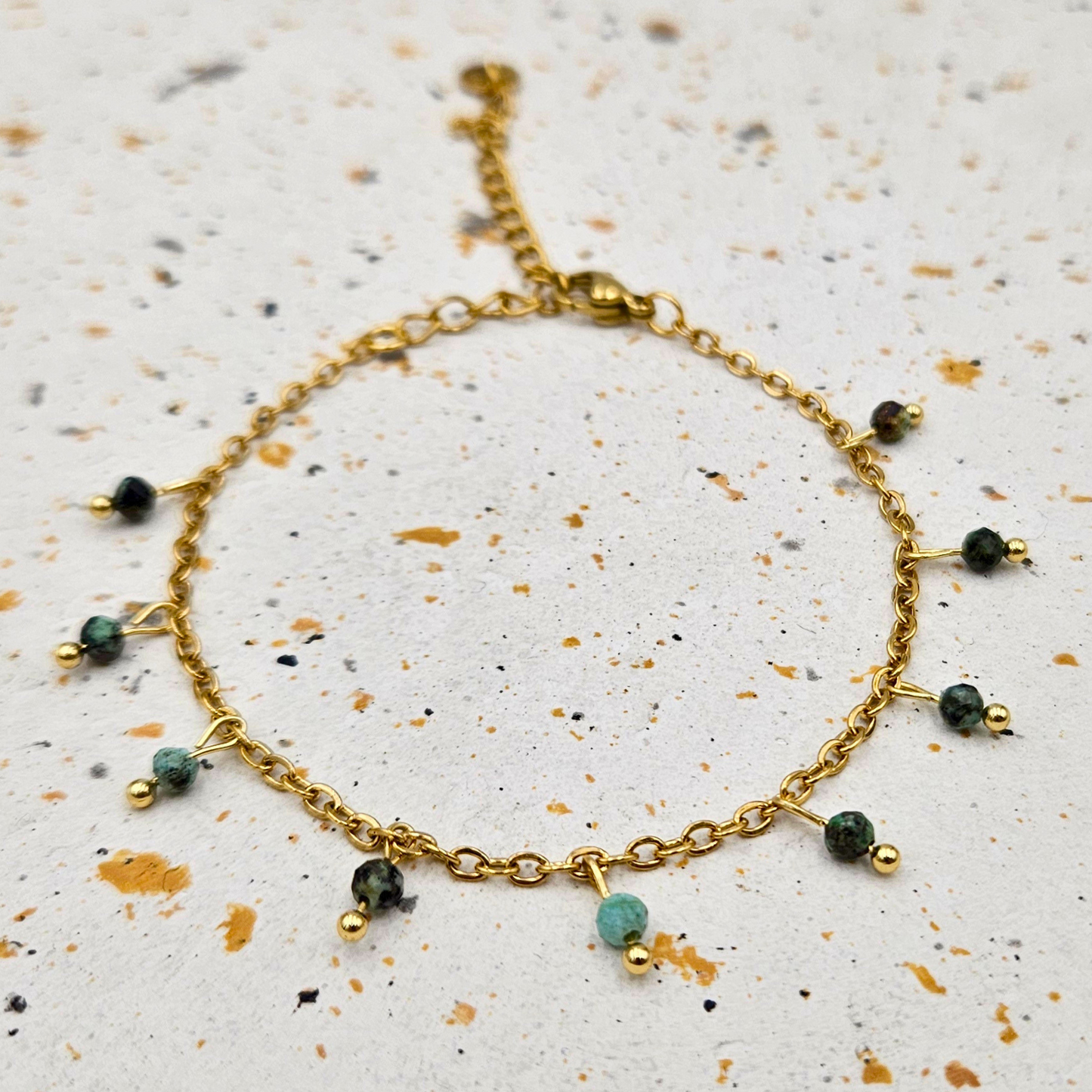 Armband van goldplated stainless steel met facetgeslepen afrikaanse turkoois