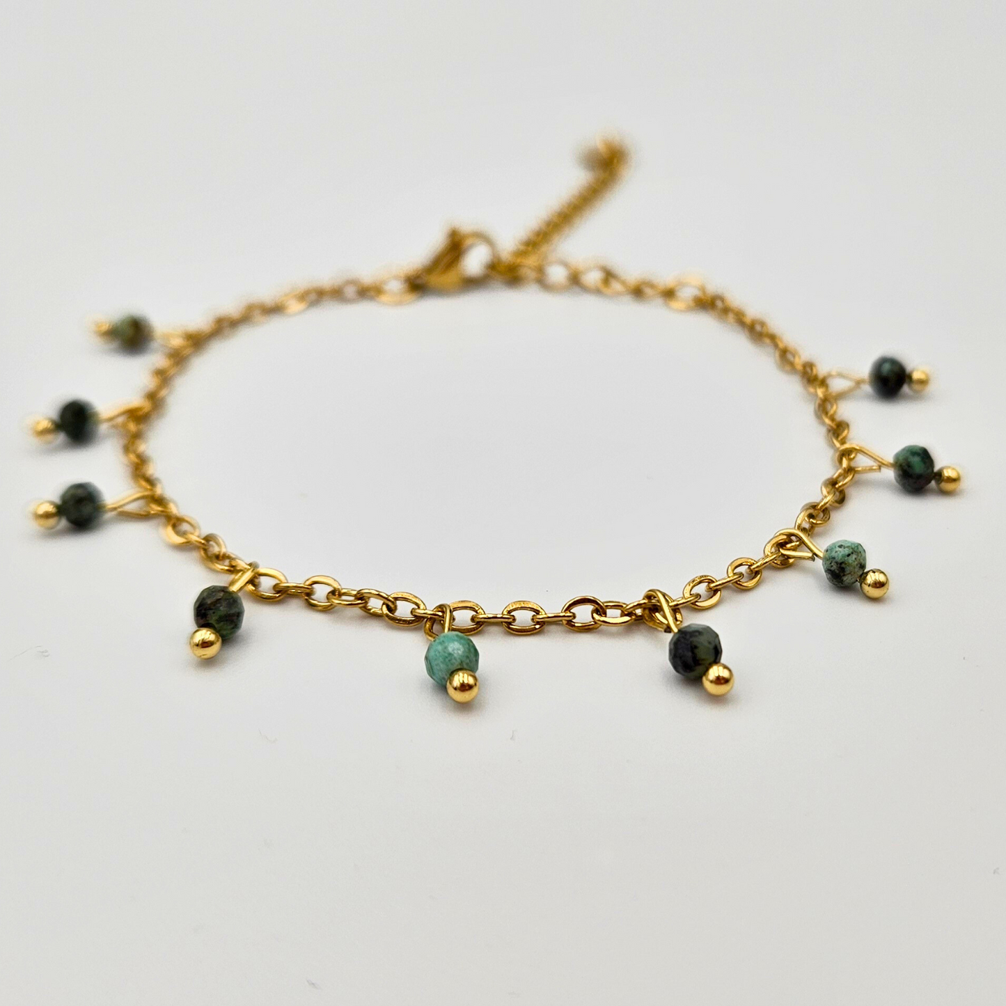 Armband van goldplated stainless steel met facetgeslepen afrikaanse turkoois
