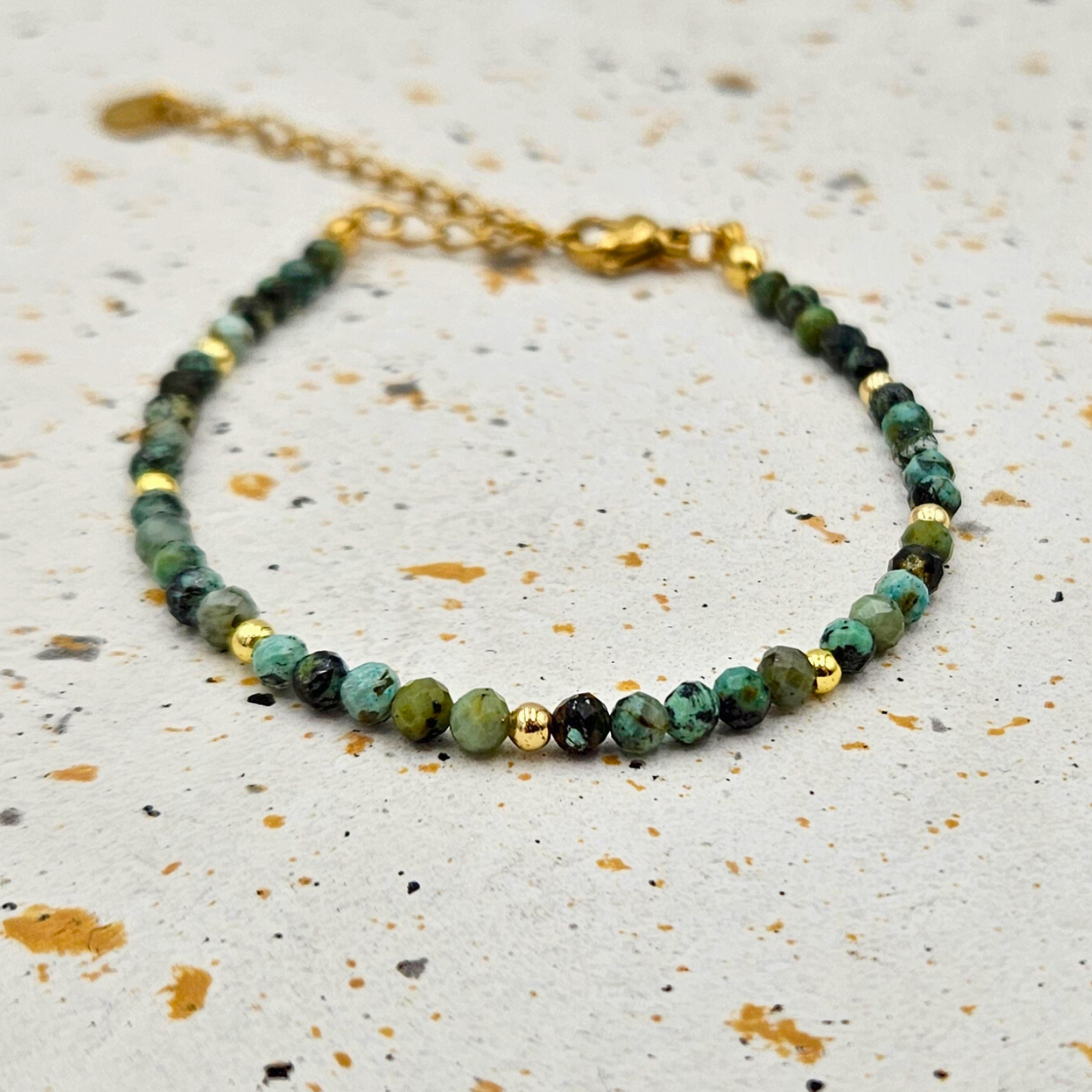 Armband van goldplated stainless steel met facetgeslepen afrikaanse turkoois