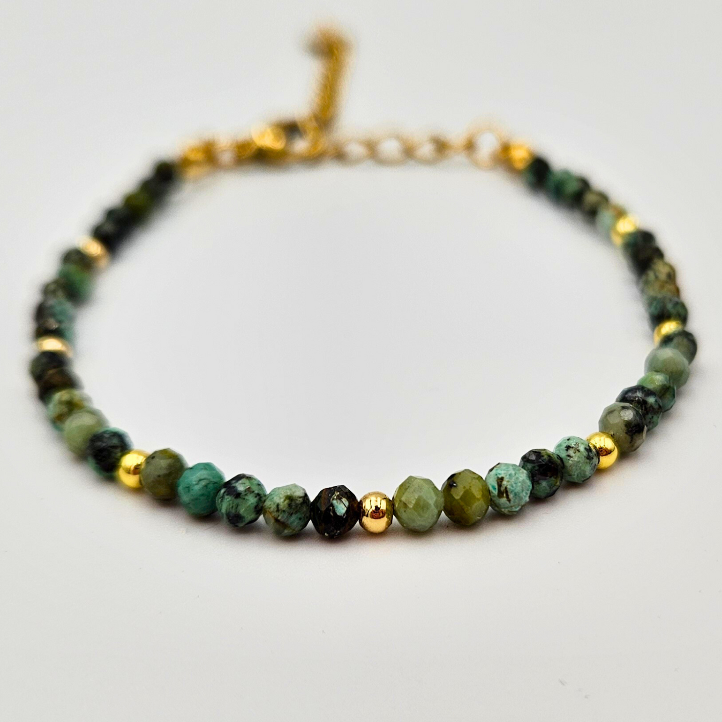 Armband van goldplated stainless steel met facetgeslepen afrikaanse turkoois