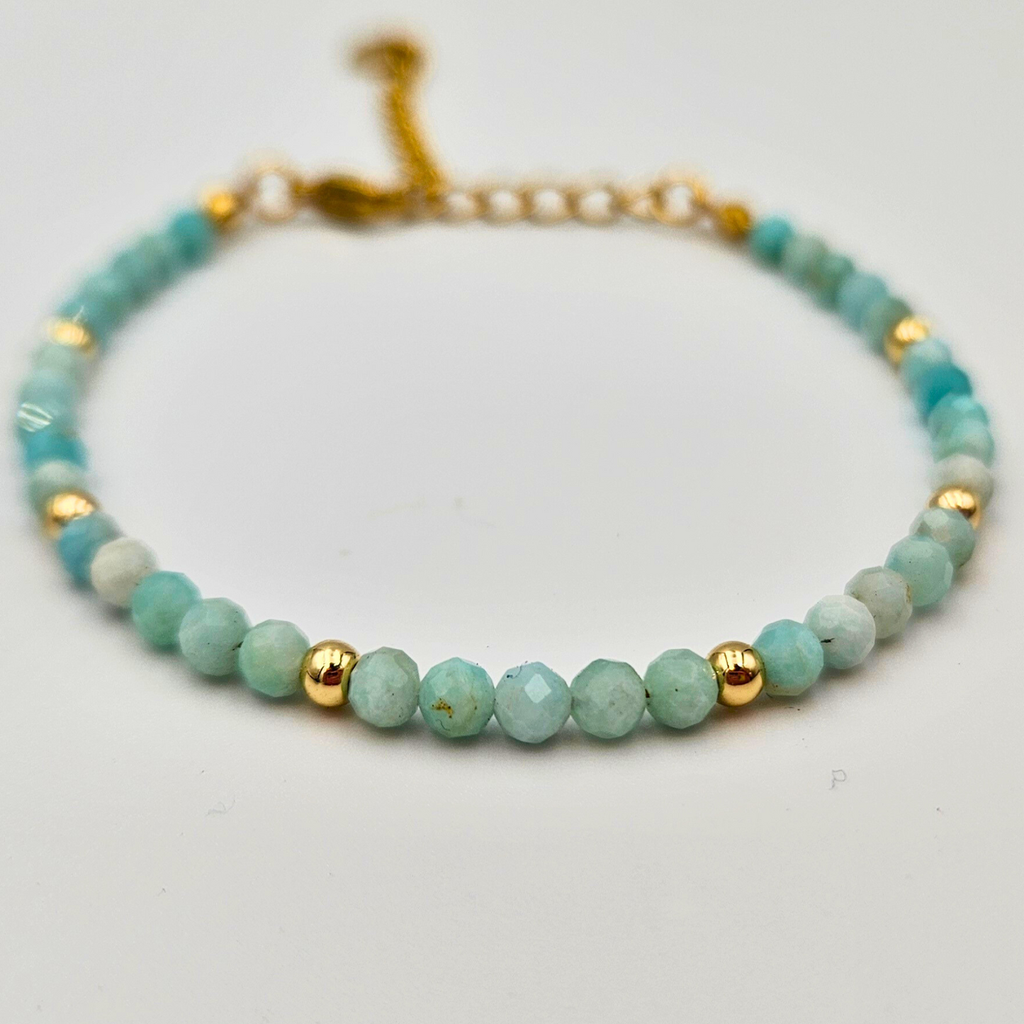 Armband van facetgeslepen amazoniet afgewerkt met goldplated stainless steel