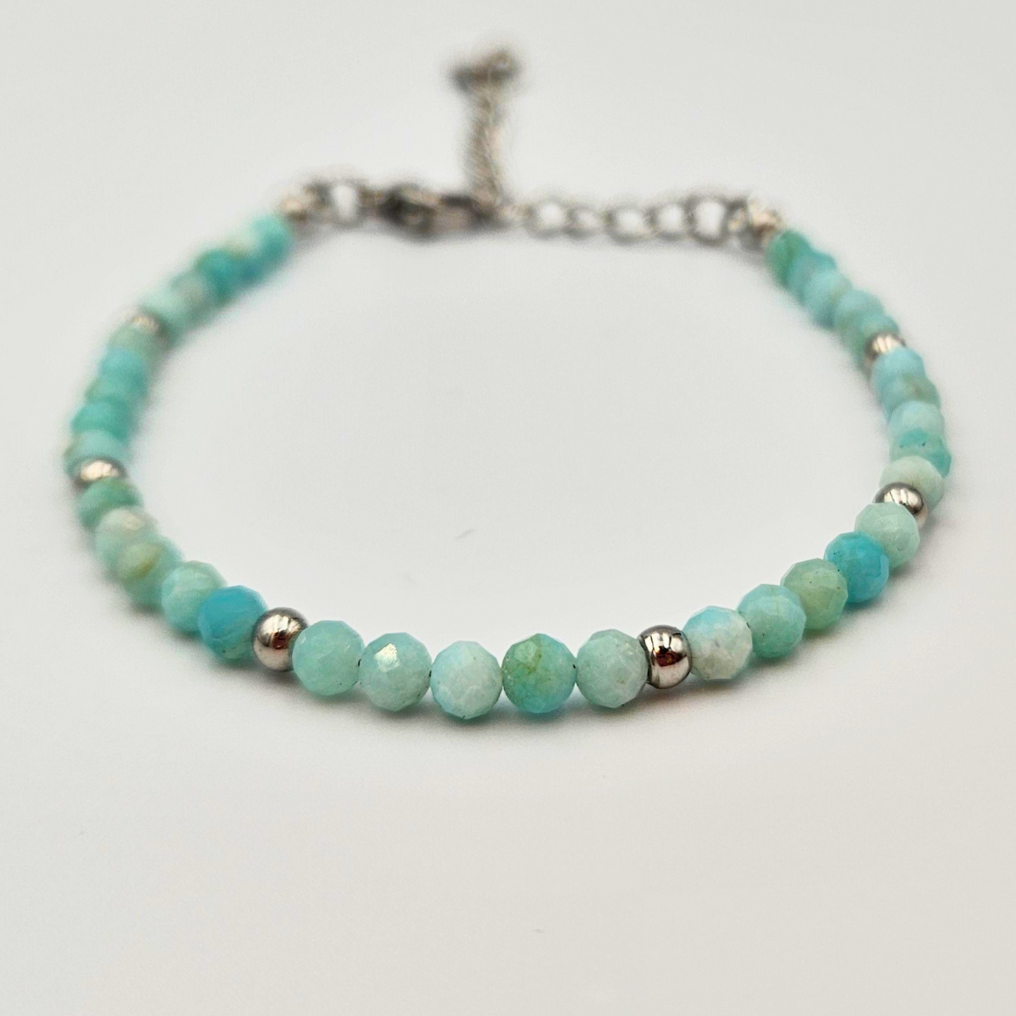 Armband van facetgeslepen amazoniet afgewerkt met zilverkleurig stainless steel