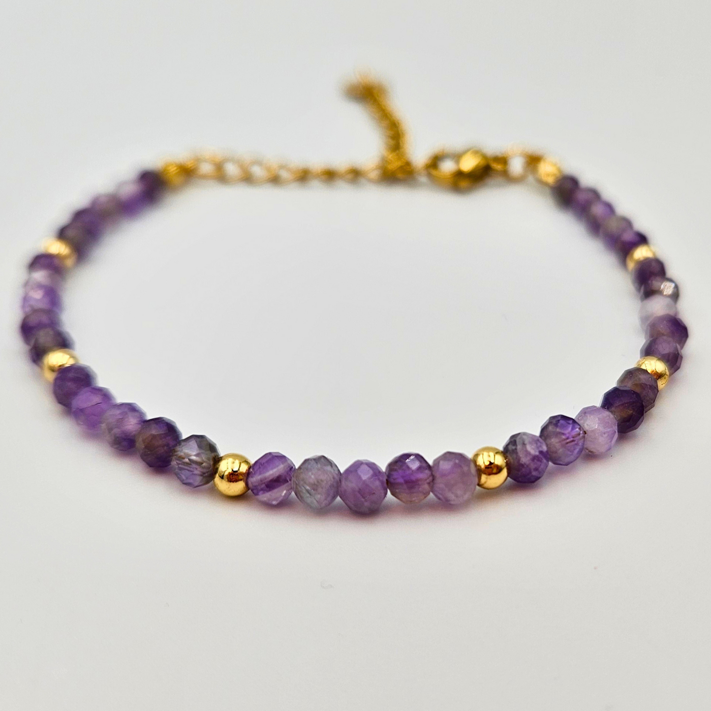 Armband van facetgeslepen amethist afgewerkt met goldplated stainless steel