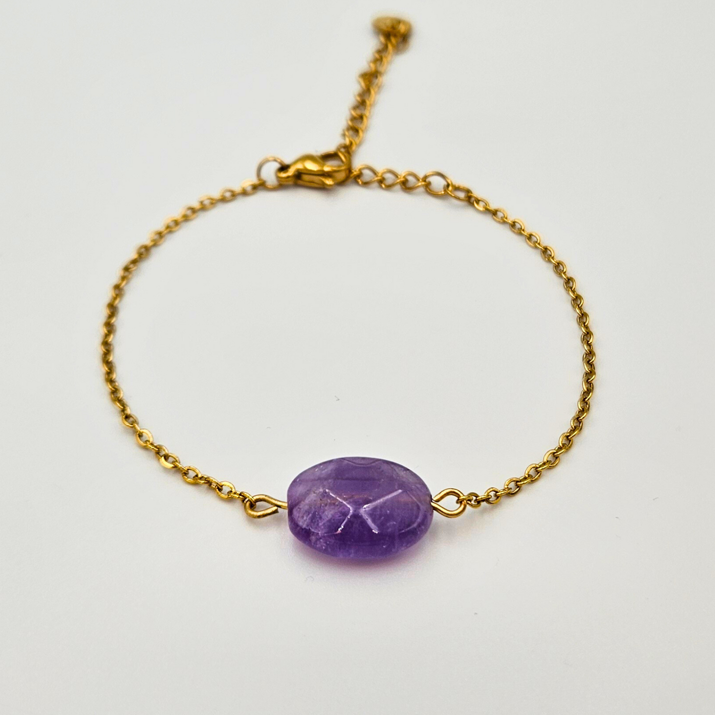 Armband van goldplated stainless steel met ovalen amethist