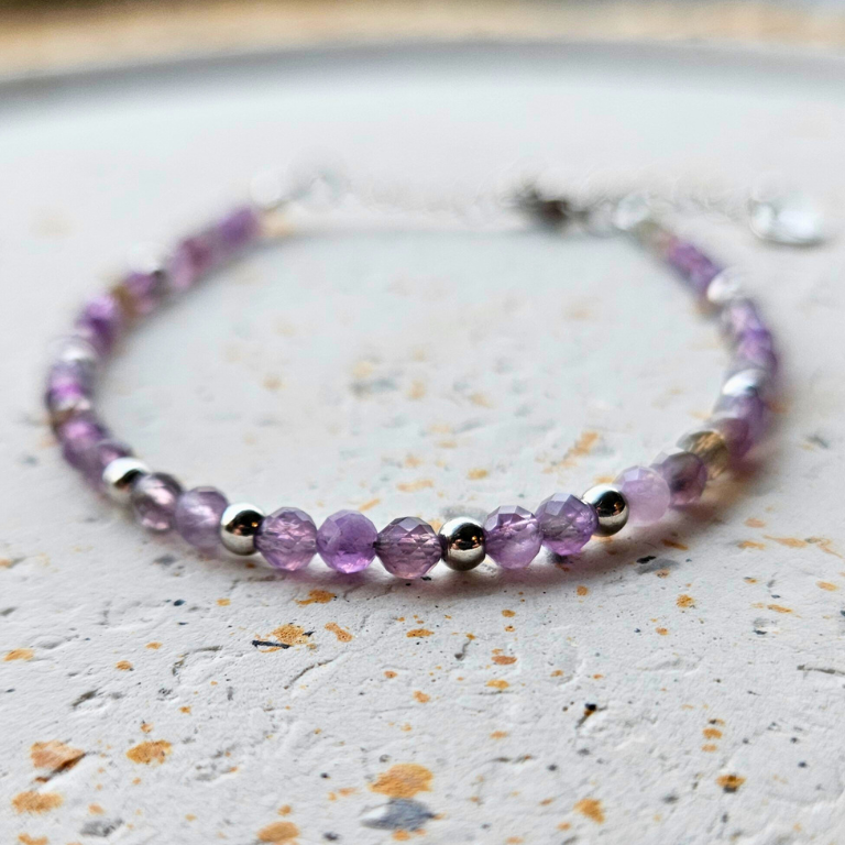 Armband van facetgeslepen amethist afgewerkt met zilverkleurig stainless steel
