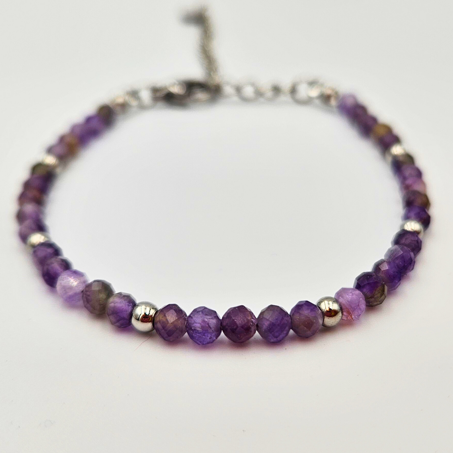 Armband van facetgeslepen amethist afgewerkt met zilverkleurig stainless steel