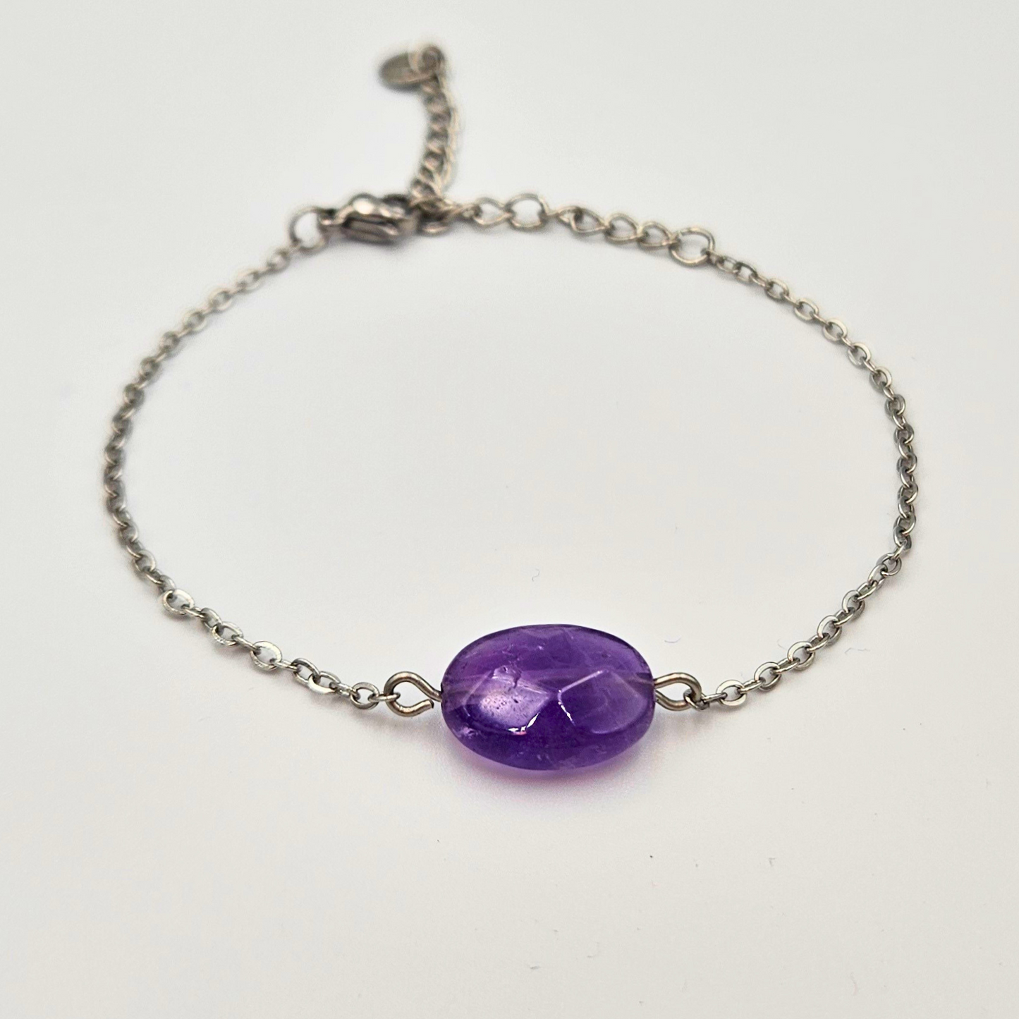 Armband gemaakt van stainless steel met ovalen amethist