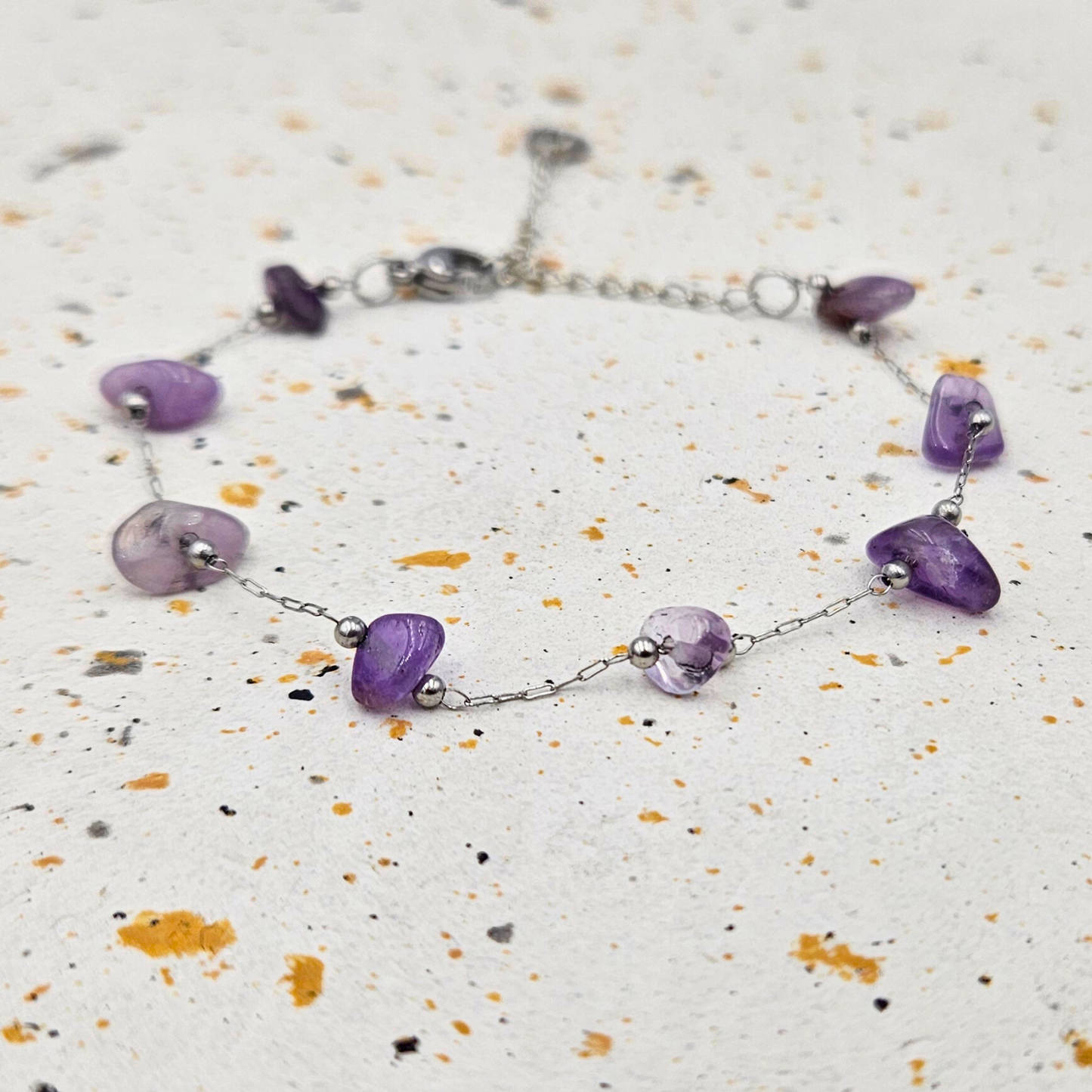 Armband gemaakt van stainless steel met amethist edelsteen chips