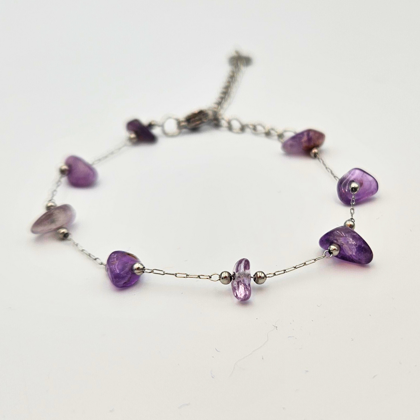 Armband gemaakt van stainless steel met amethist edelsteen chips