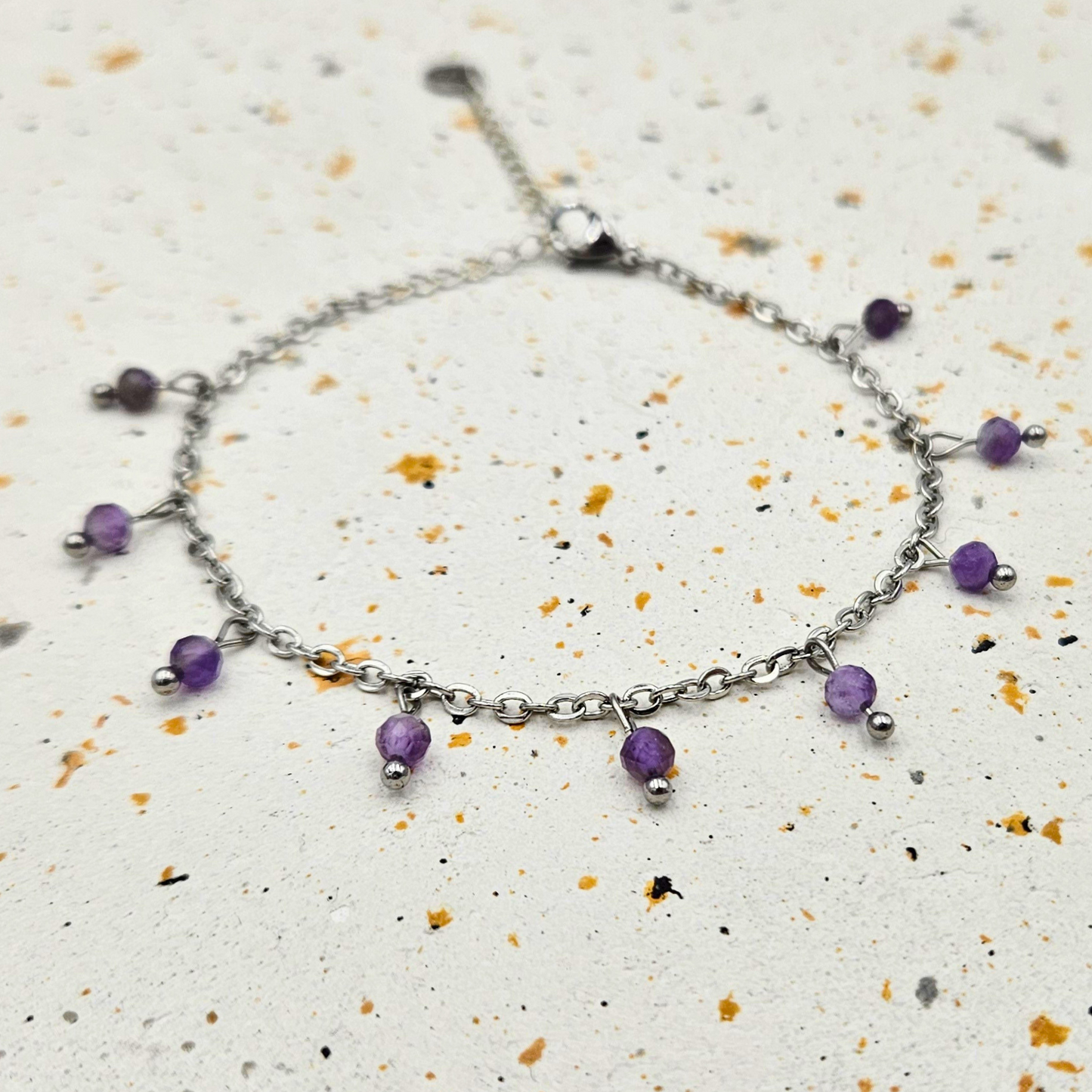 Armband gemaakt van stainless steel met facetgeslepen amethist edelsteentjes
