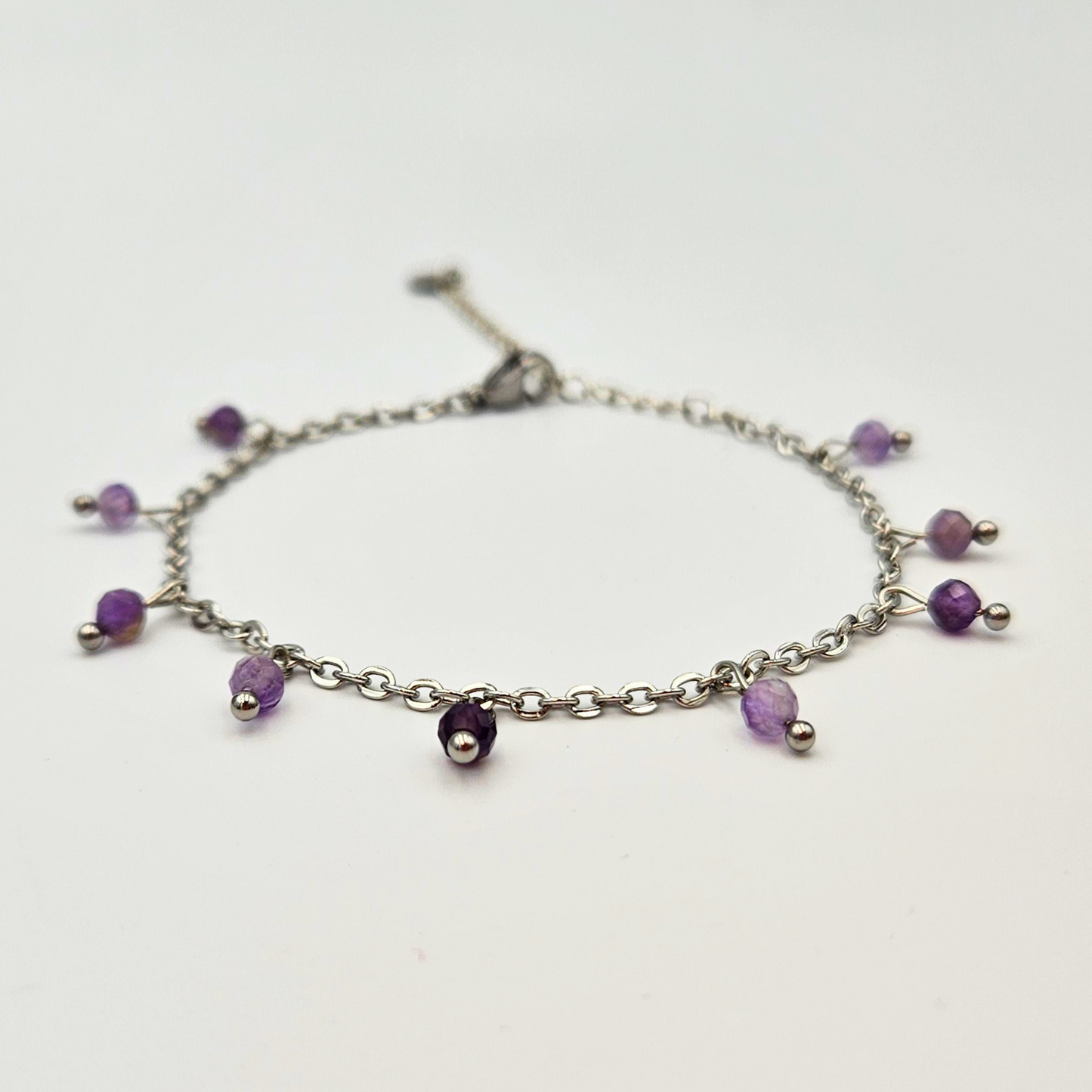 Armband gemaakt van stainless steel met facetgeslepen amethist edelsteentjes
