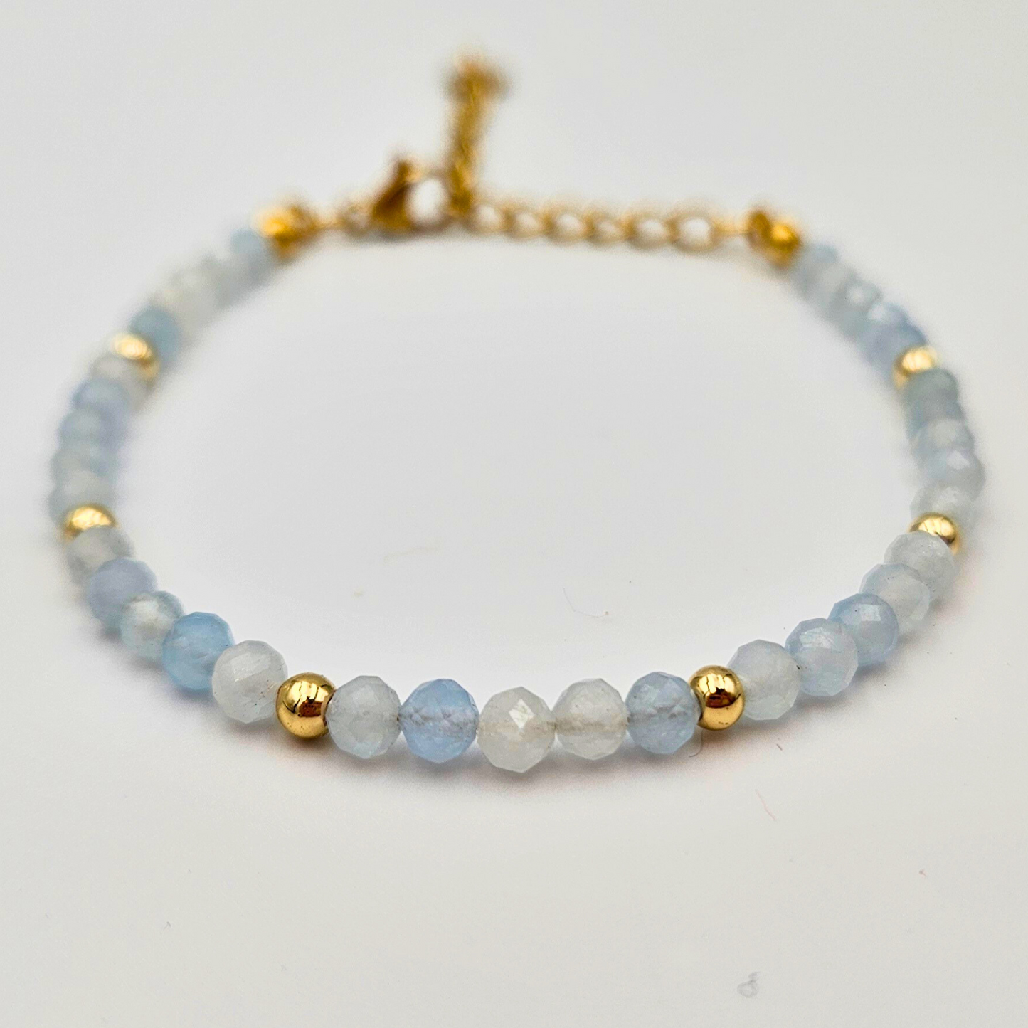 Armband van facetgeslepen aquamarijn afgewerkt met goldplated stainless steel