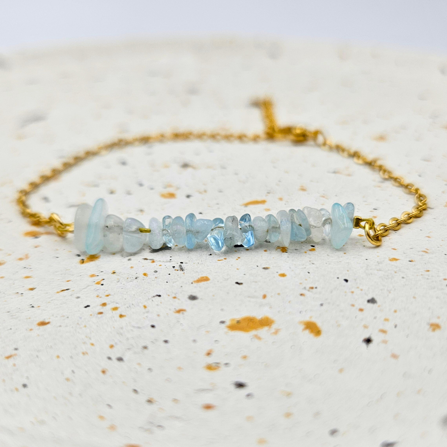 Armband van goldplated stainless steel met aquamarijn split