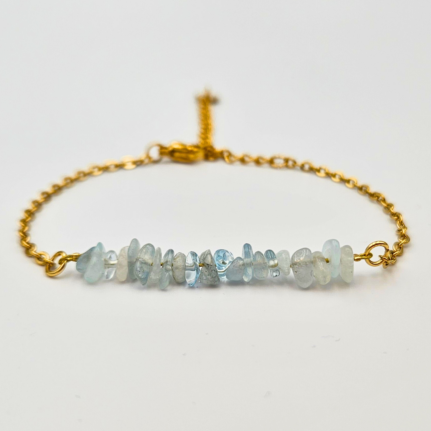 Armband van goldplated stainless steel met aquamarijn split