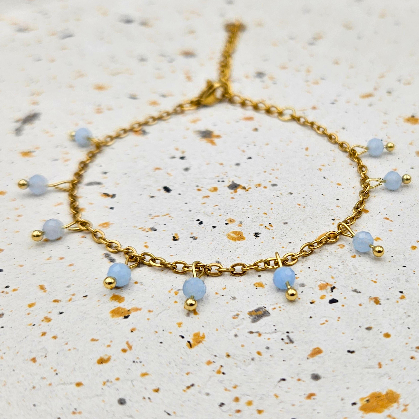Armband van goldplated stainless steel met facetgeslepen aquamarijn
