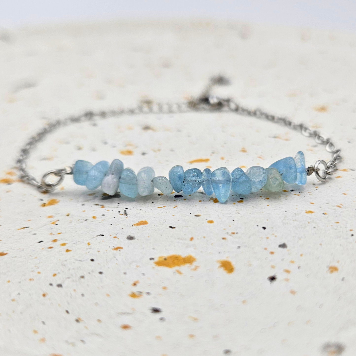 Armband gemaakt van stainless steel met aquamarijn split
