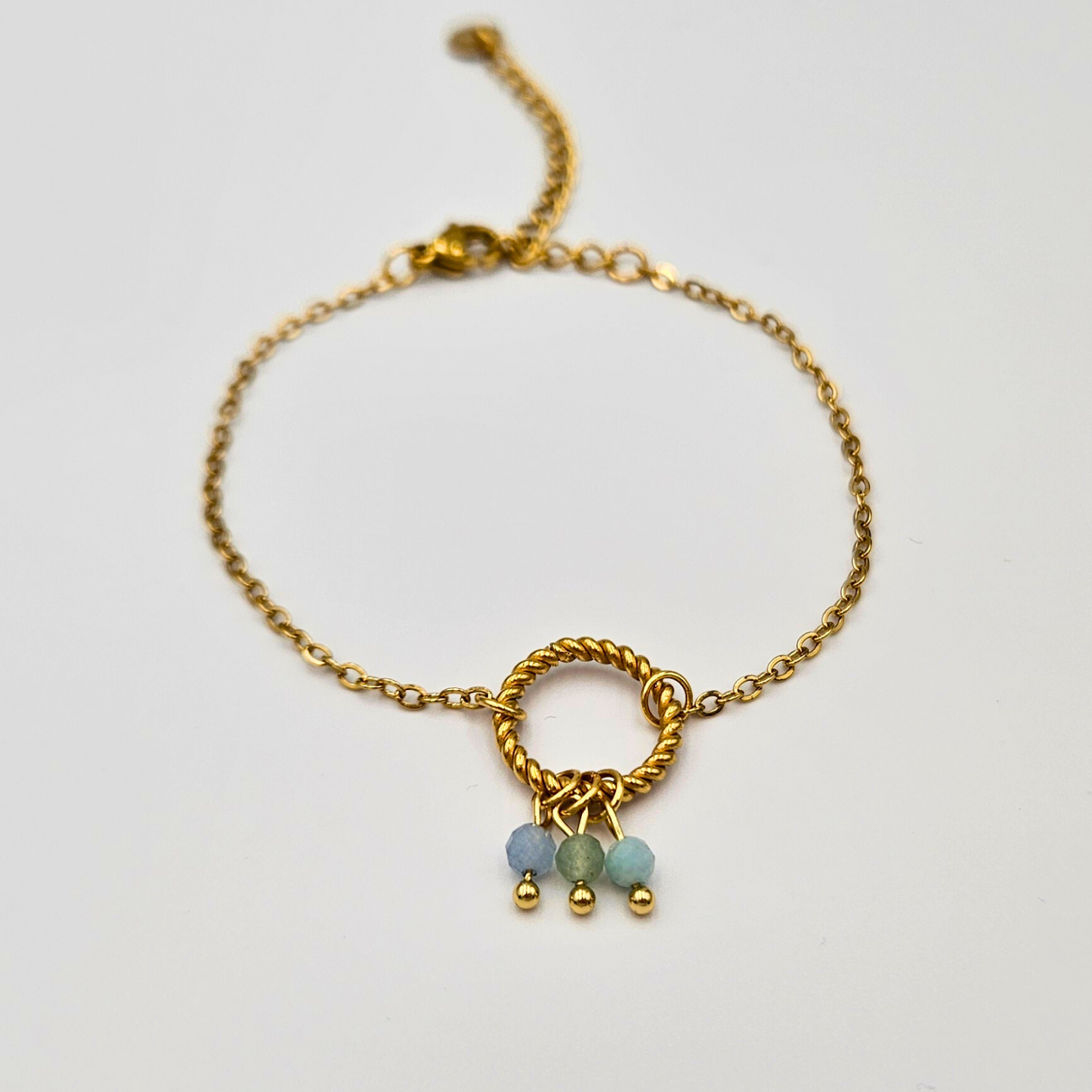 Armband van goldplated stainless steel met facetgeslepen amazoniet, aventurijn en aquamarijn