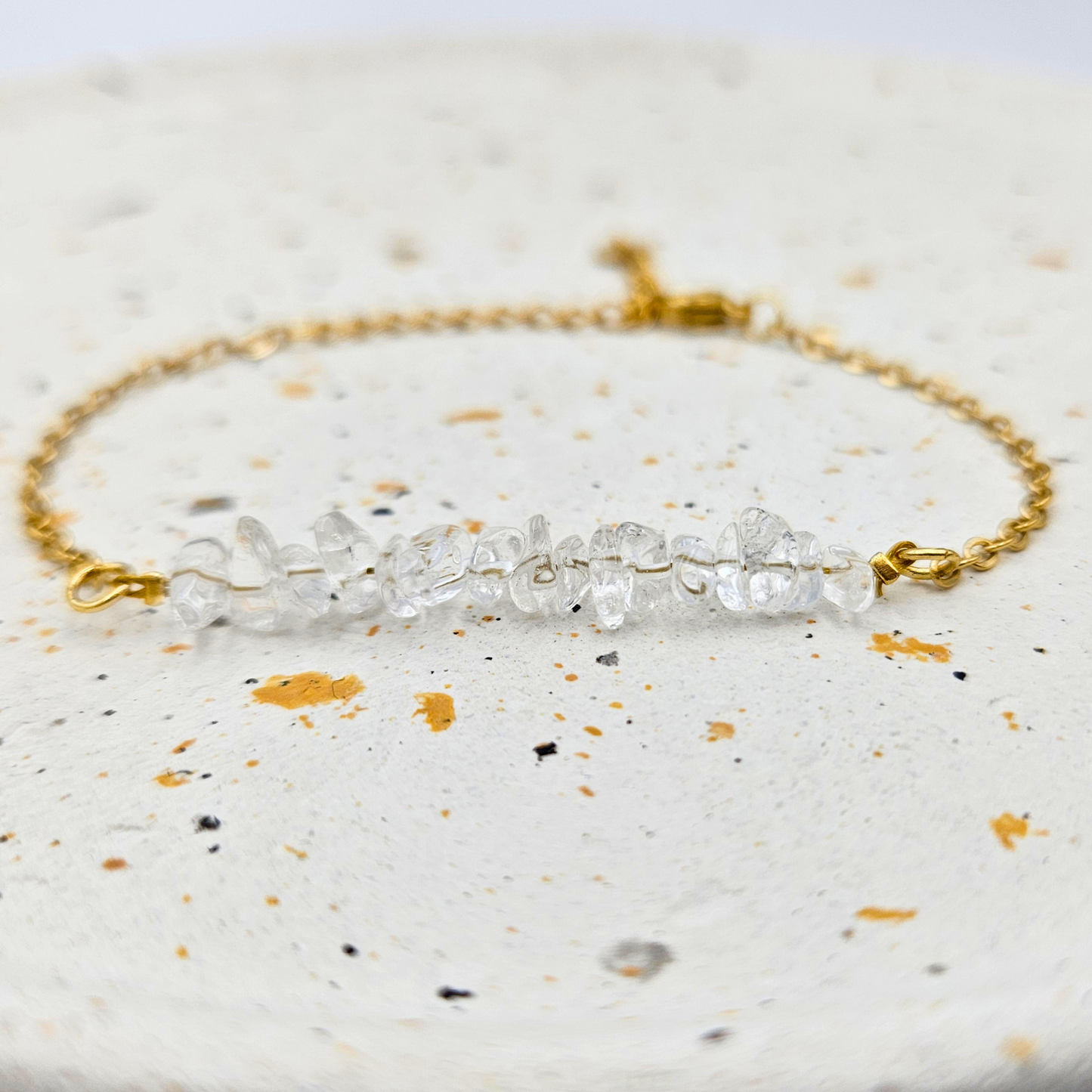 Armband van goldplated stainless steel met bergkristal split