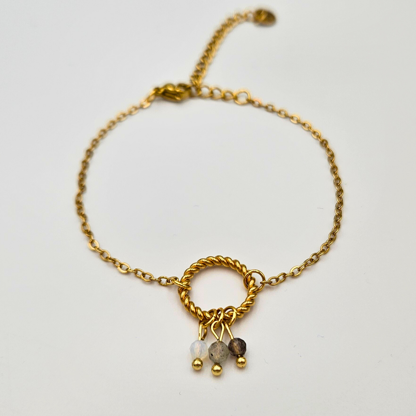 Armband van goldplated stainless steel met facetgeslepen opaliet, labradoriet en rookkwarts