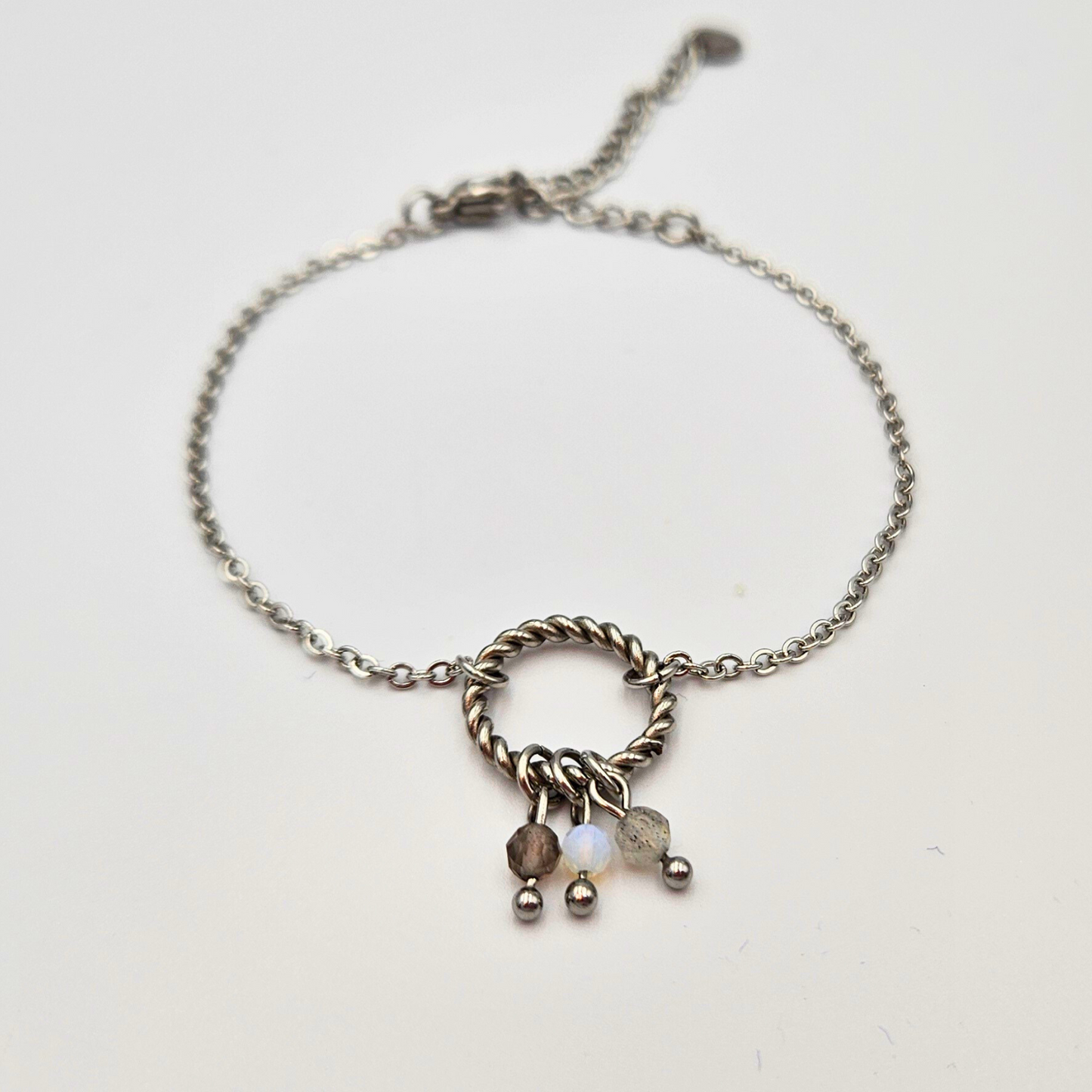 Armband gemaakt van stainless steel met facetgeslepen rookkwarts, opaliet en labradoriet