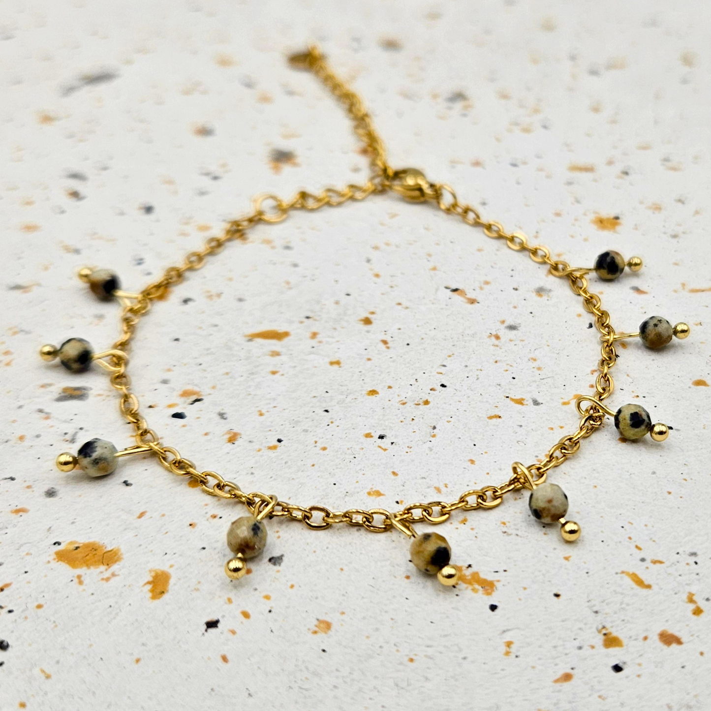 Armband van goldplated stainless steel met facetgeslepen dalmatiër jaspis