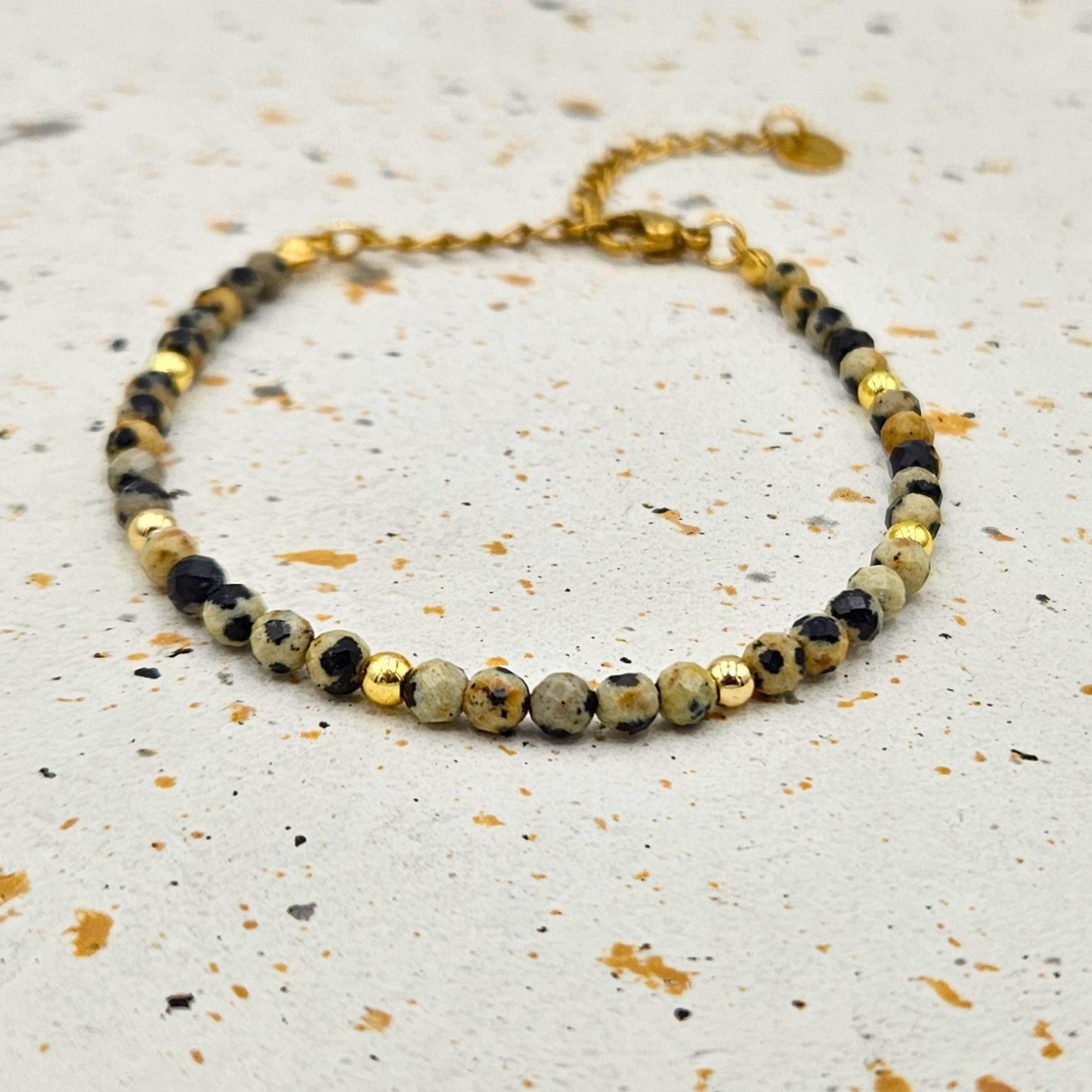 Armband van goldplated stainless steel met facetgeslepen dalmatiër jaspis