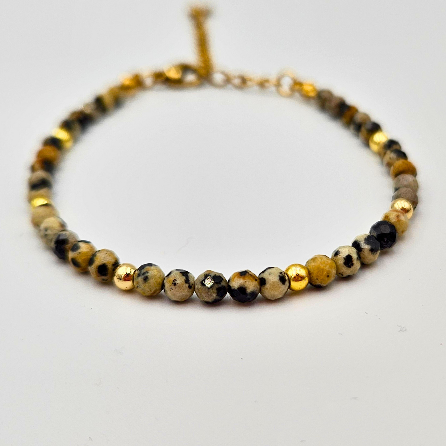 Armband van goldplated stainless steel met facetgeslepen dalmatiër jaspis