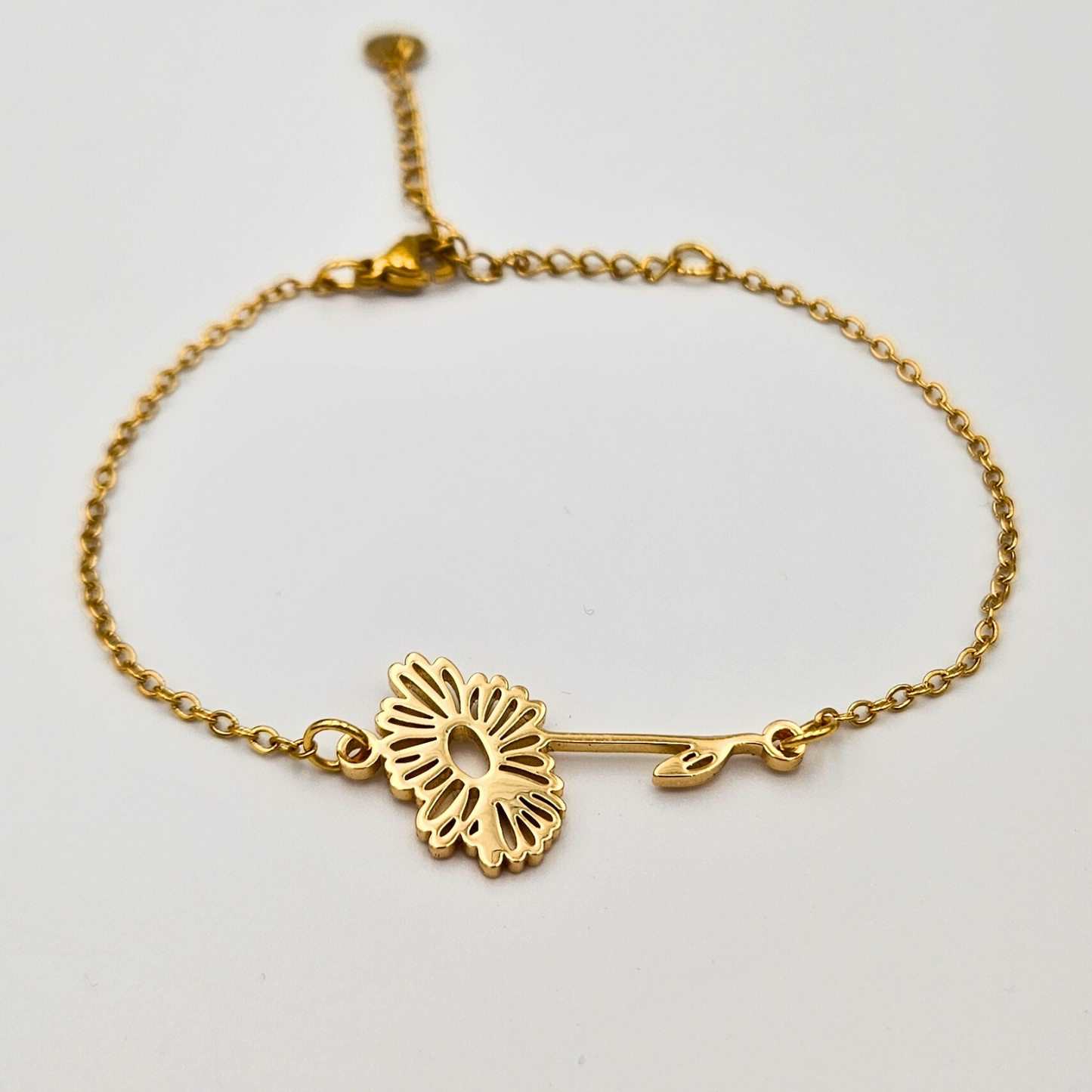 Armband van goldplated stainless steel met geboortebloem van april: het madeliefje