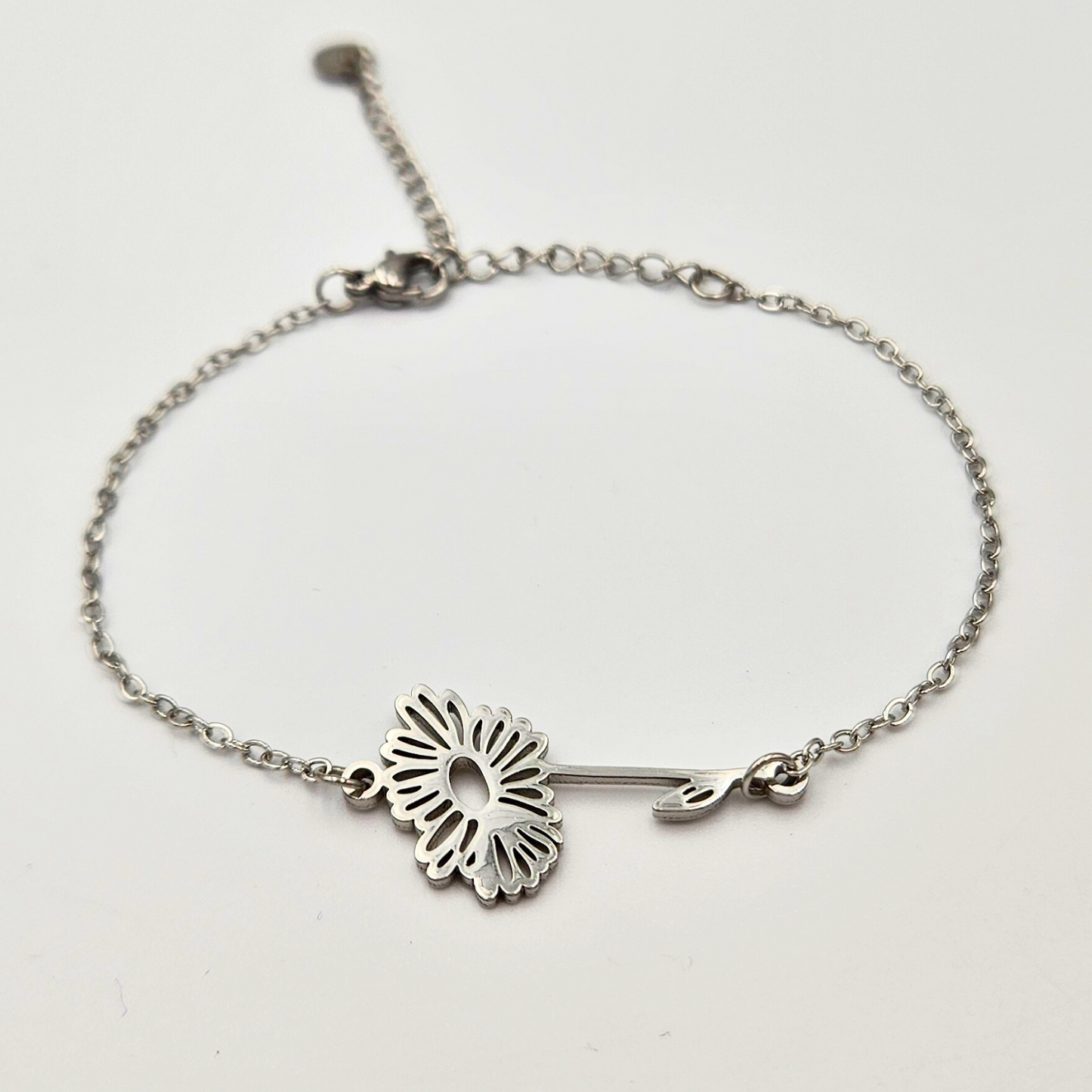 Armband gemaakt van stainless steel met geboortebloem van april: het madeliefje