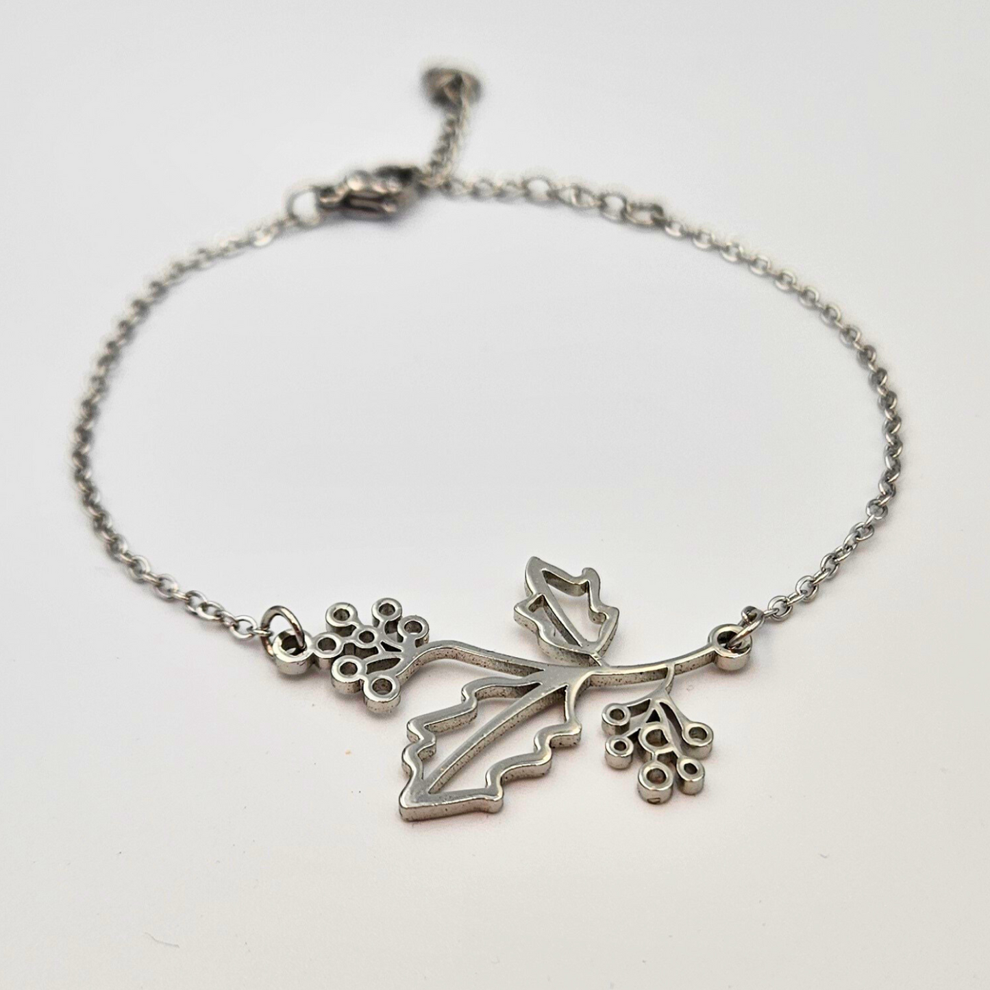 Armband gemaakt van stainless steel met geboortebloem van december: de hulst