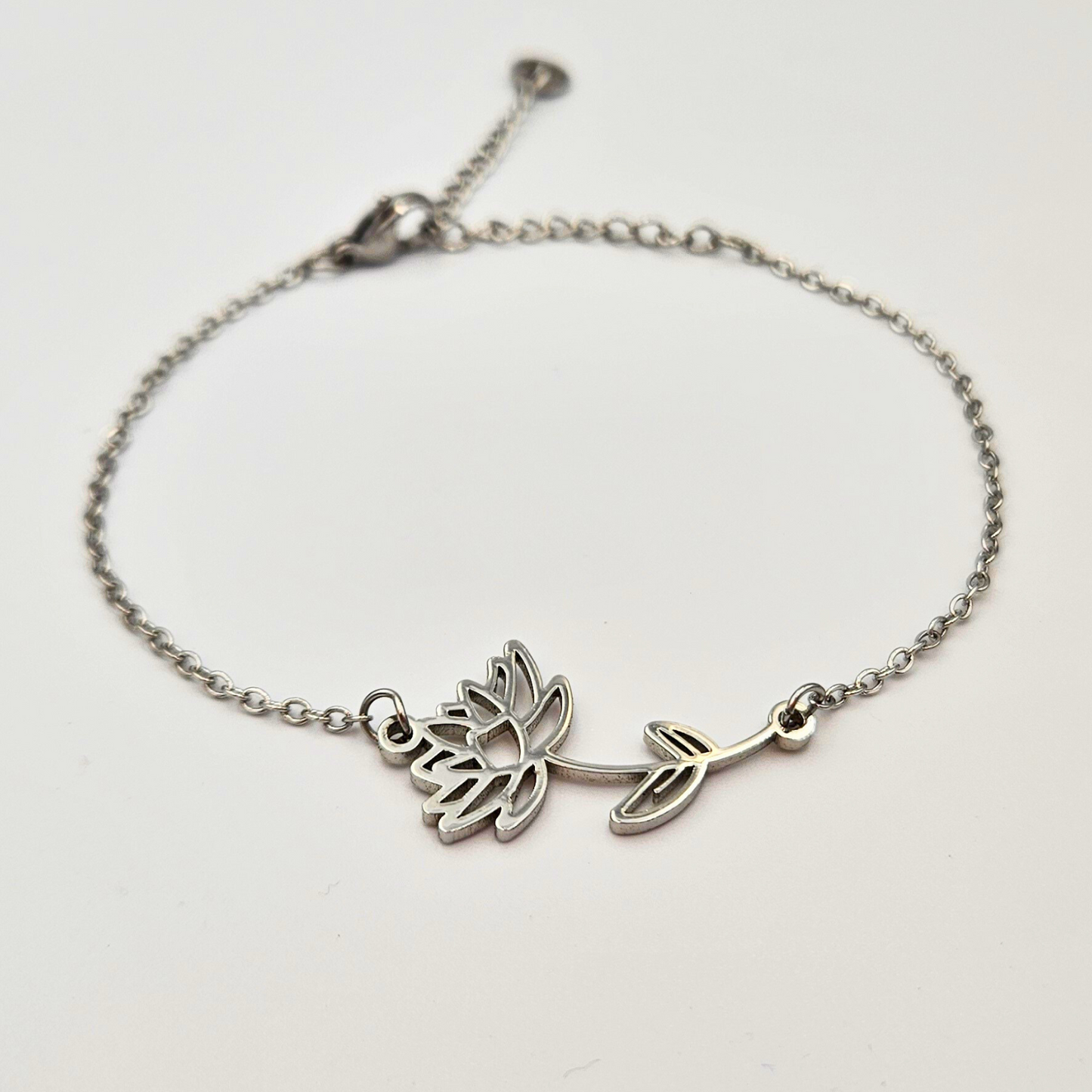 Armband gemaakt van stainless steel met geboortebloem van juli: de waterlelie