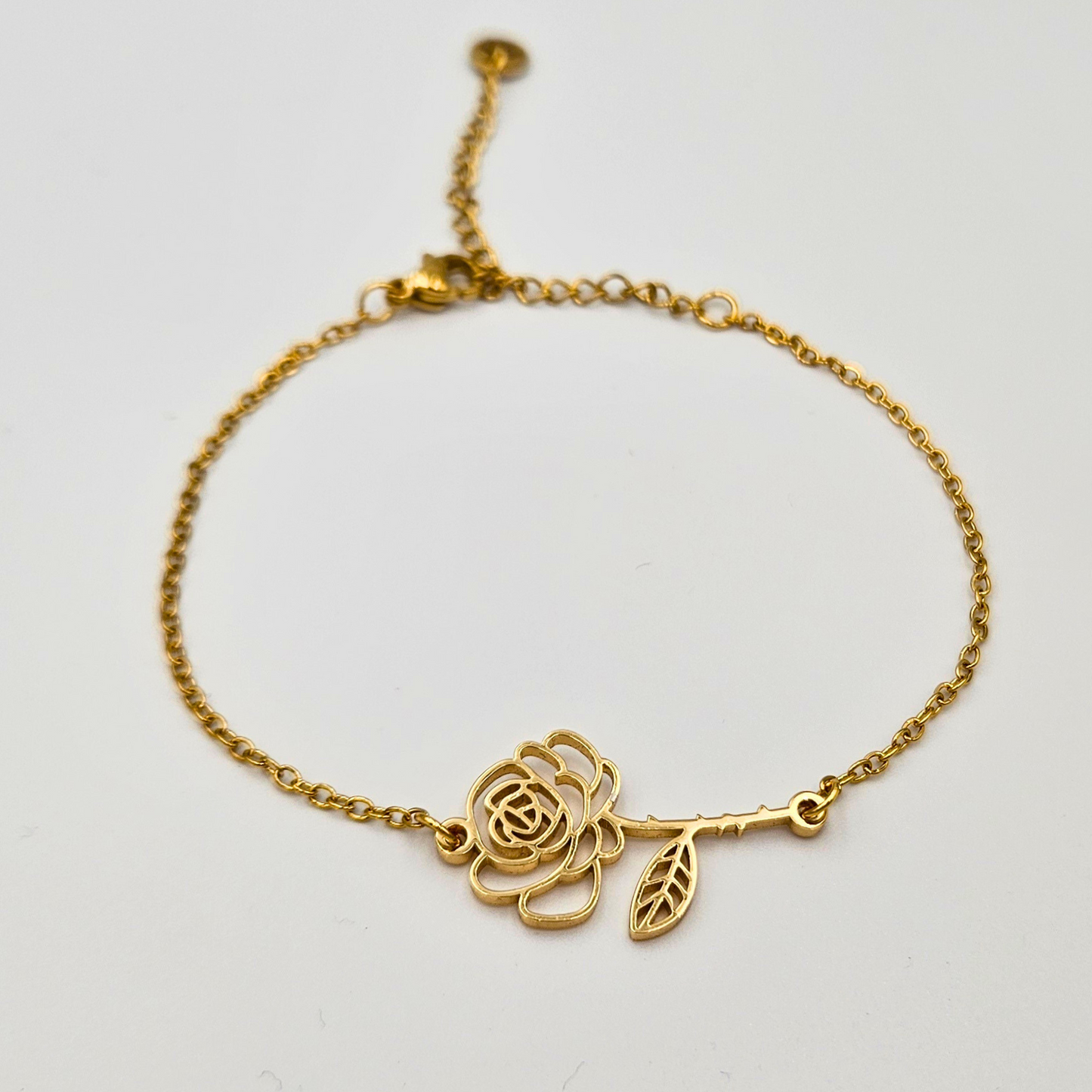 Armband van goldplated stainless steel met geboortebloem van juni: de roos