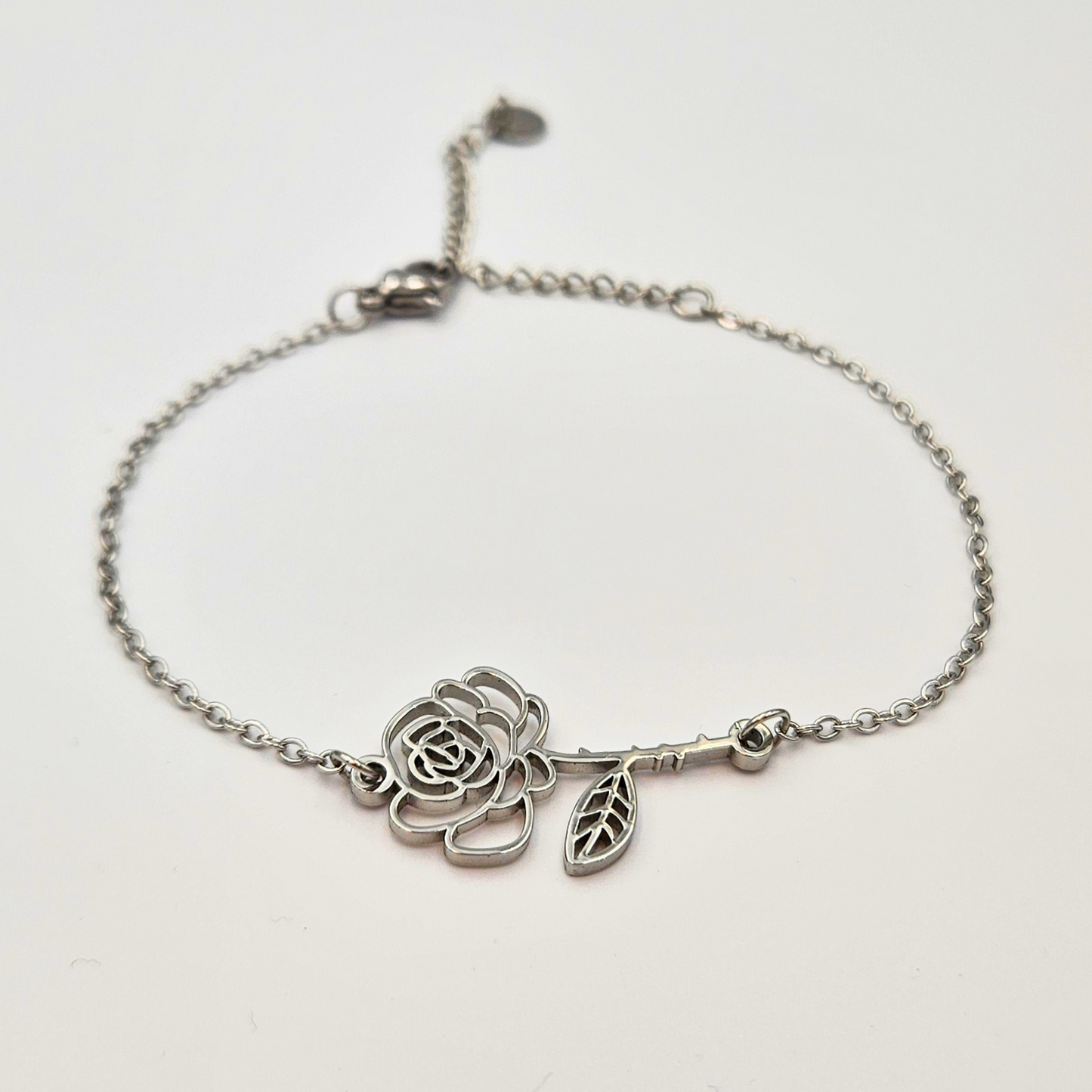 Armband gemaakt van stainless steel met geboortebloem van juni: de roos