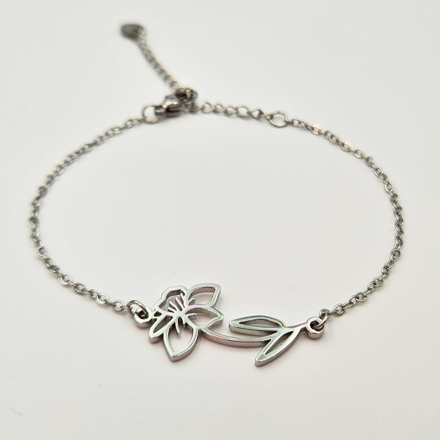 Armband gemaakt van stainless steel met geboortebloem van maart: de narcis