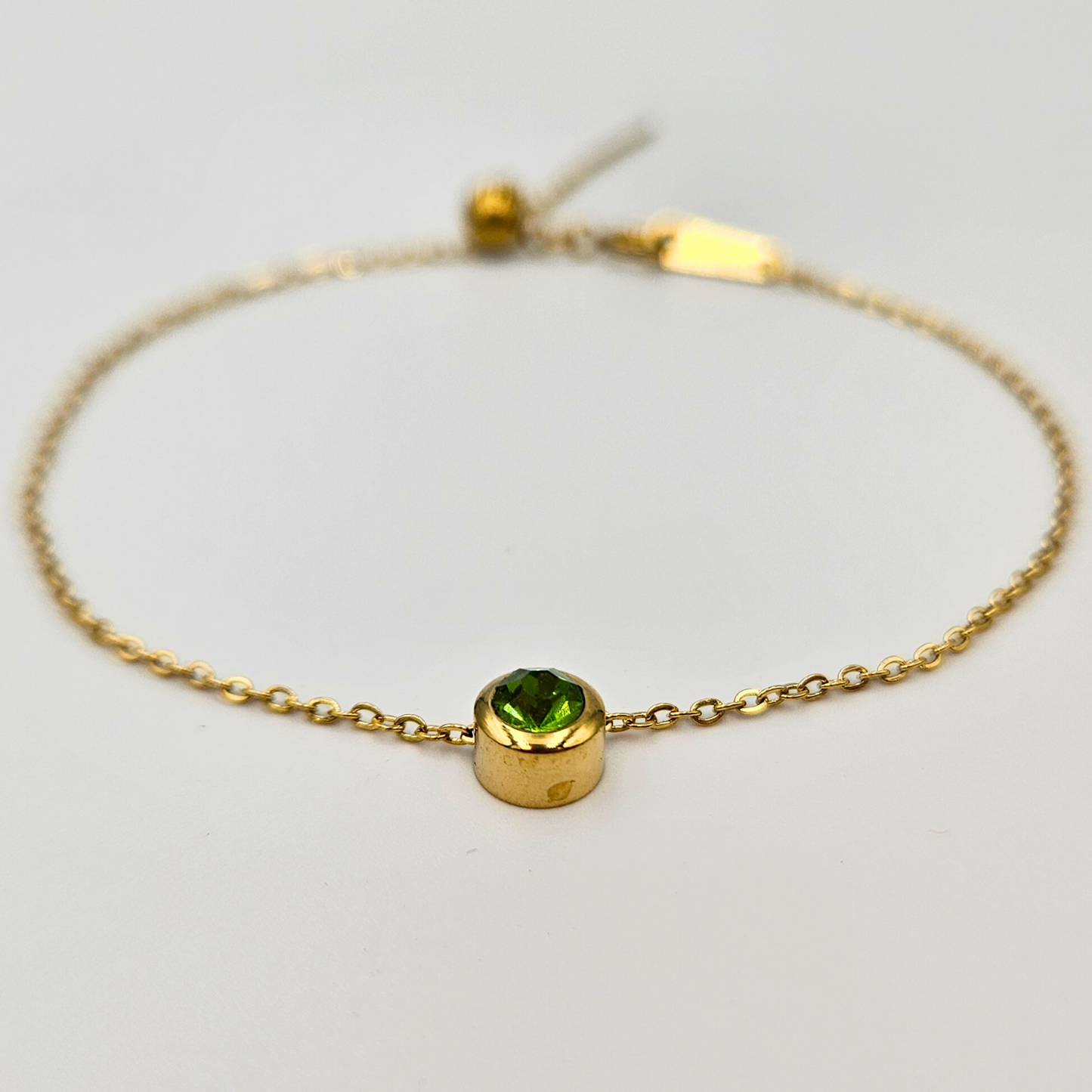 Armband van goldplated stainless steel met geboortesteen van augustus: peridot