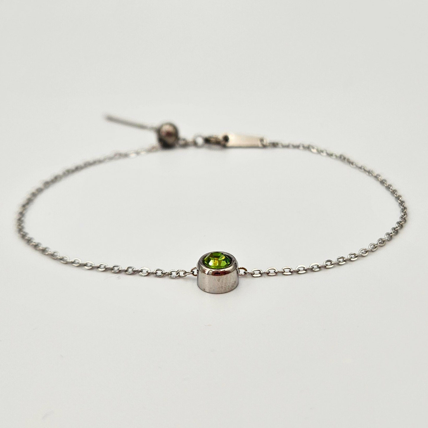 Armband gemaakt van stainless steel met geboortesteen van augustus: peridot