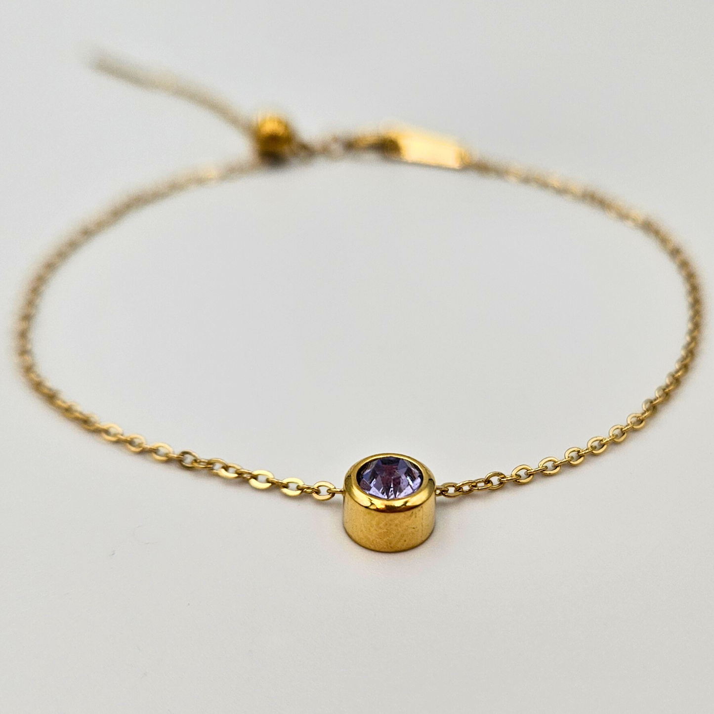 Armband van goldplated stainless steel met geboortesteen van februari: lichte amethist