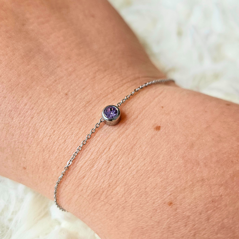 Armband gemaakt van stainless steel met geboortesteen van februari: lichte amethist