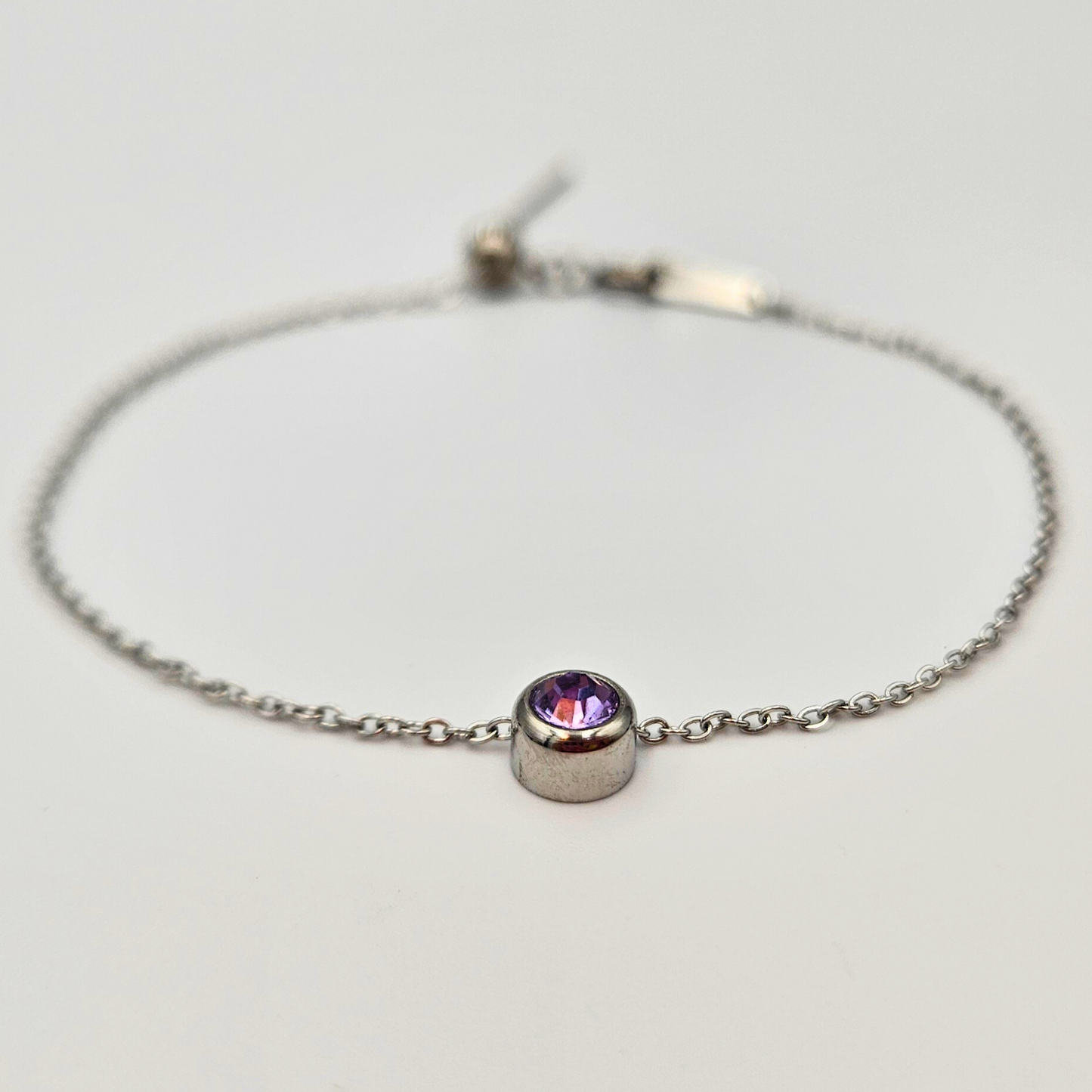 Armband gemaakt van stainless steel met geboortesteen van februari: lichte amethist