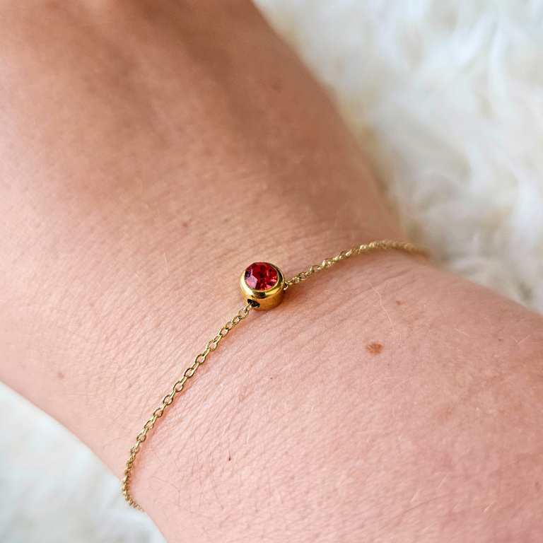 Armband van goldplated stainless steel met geboortesteen van januari: granaat
