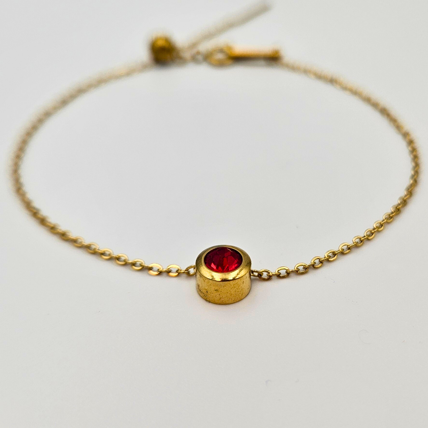 Armband van goldplated stainless steel met geboortesteen van januari: granaat