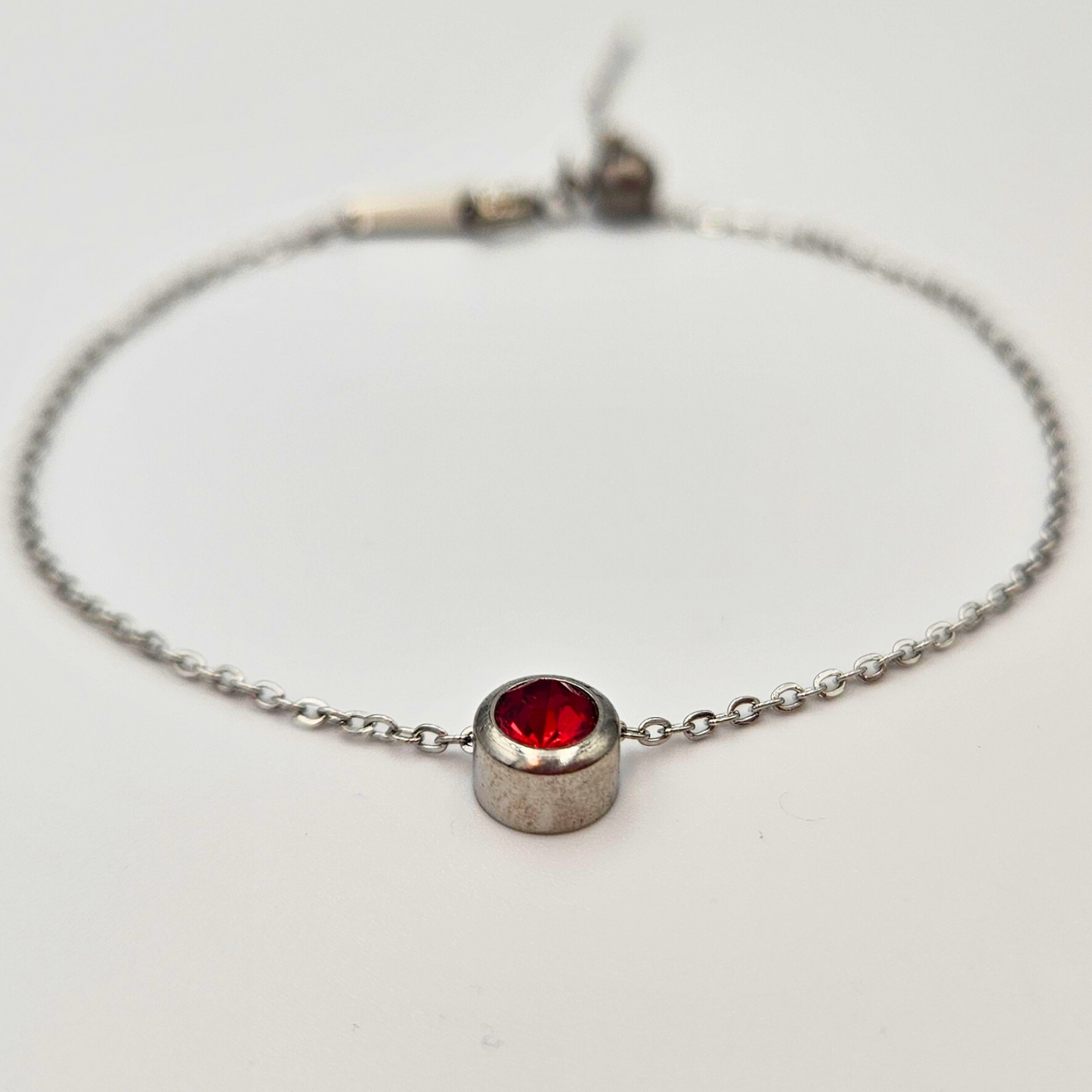 Armband gemaakt van stainless steel met geboortesteen van januari: granaat